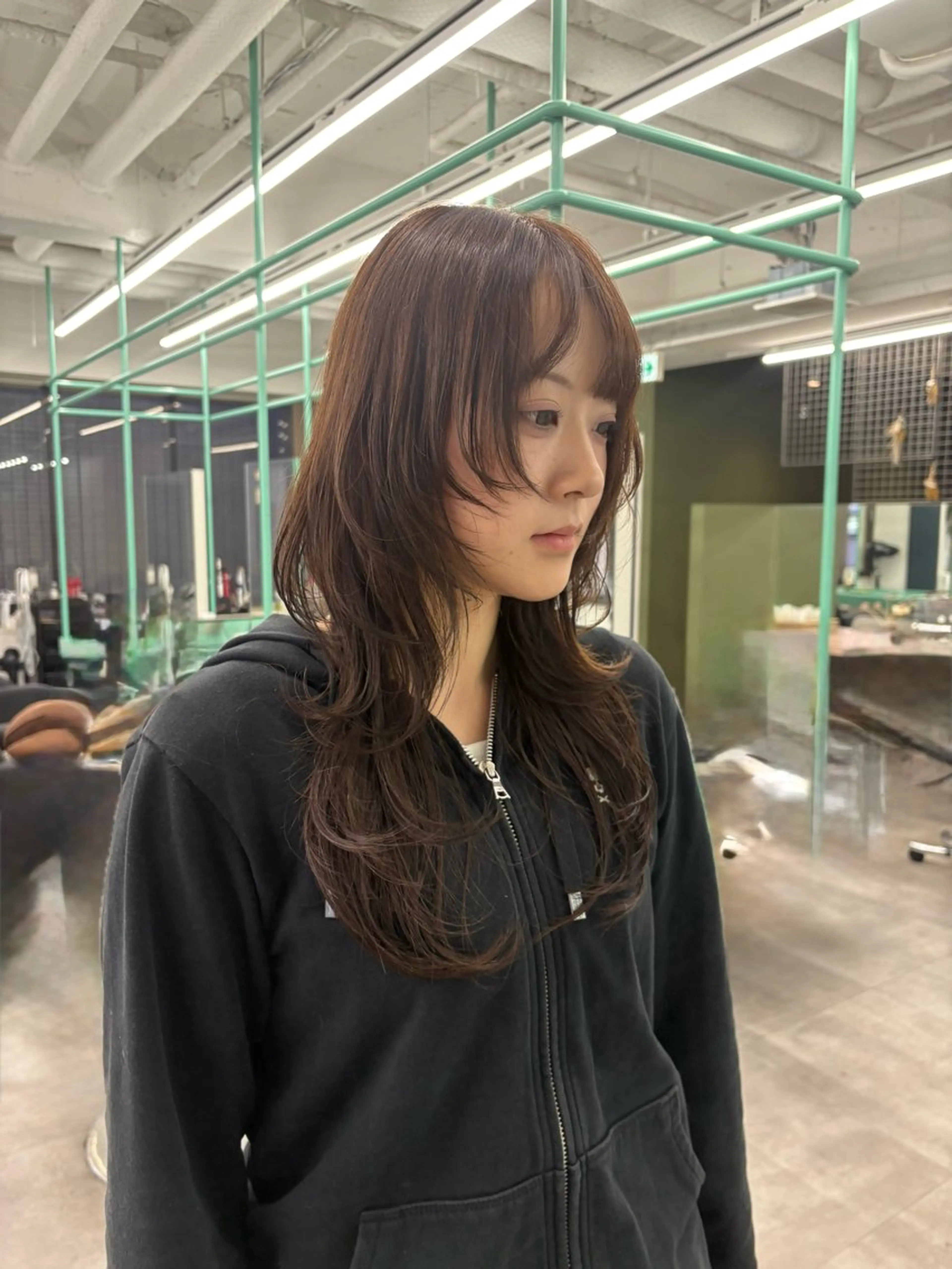 ロング レイヤーカット ロング ウルフカット ウルフレイヤー カット トリートメント 綾乃／デザインカラー ／ハイトーン／ボブのヘアスタイル