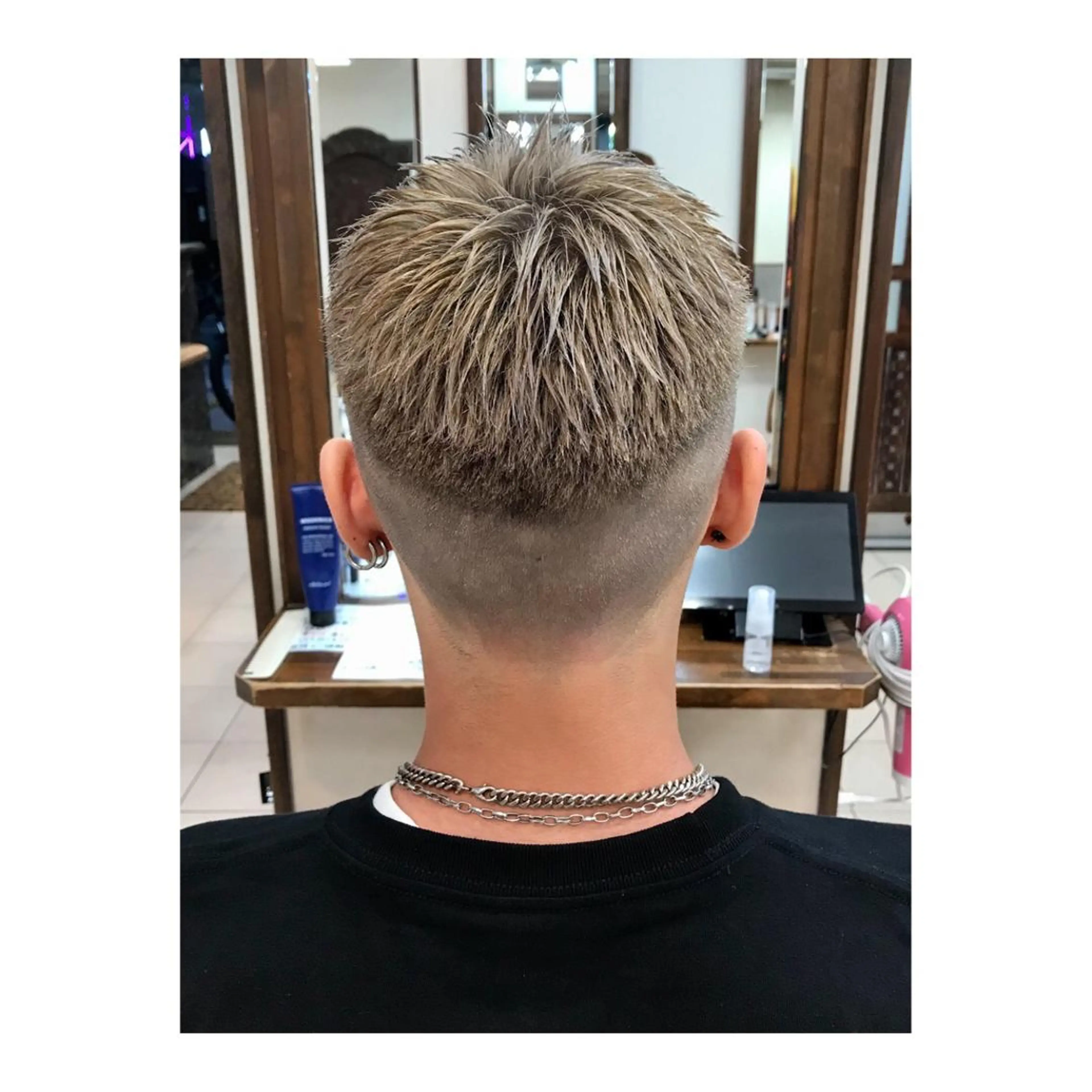 ショート カラー メンズ メンズブリーチ フェードカット メンズハイトーン ブリーチ ケアブリーチ 白髪ぼかし脱白髪染め 大塚綾のヘアスタイル