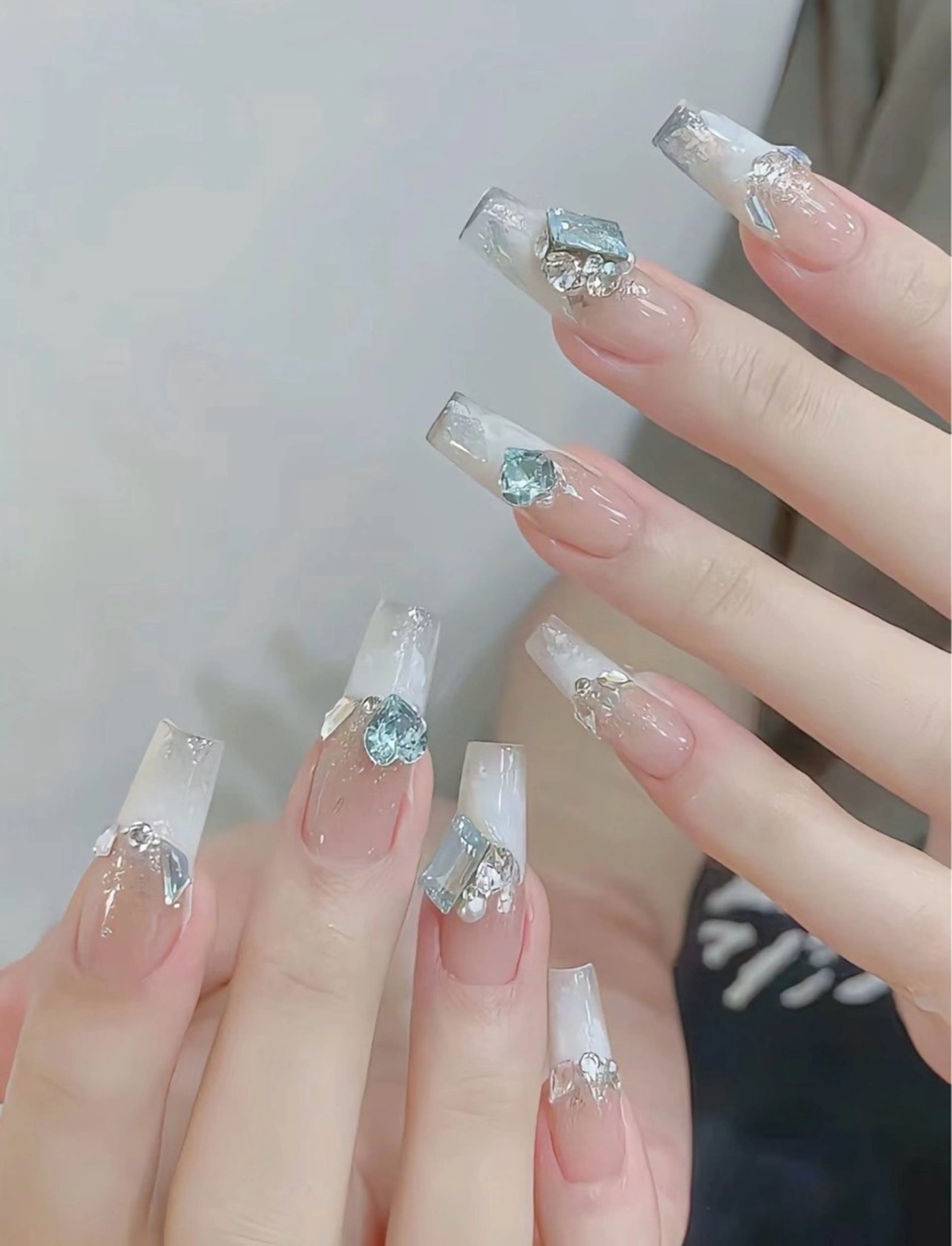 ロング 韓国風ヘア 🌈 Laule'aのネイルデザイン