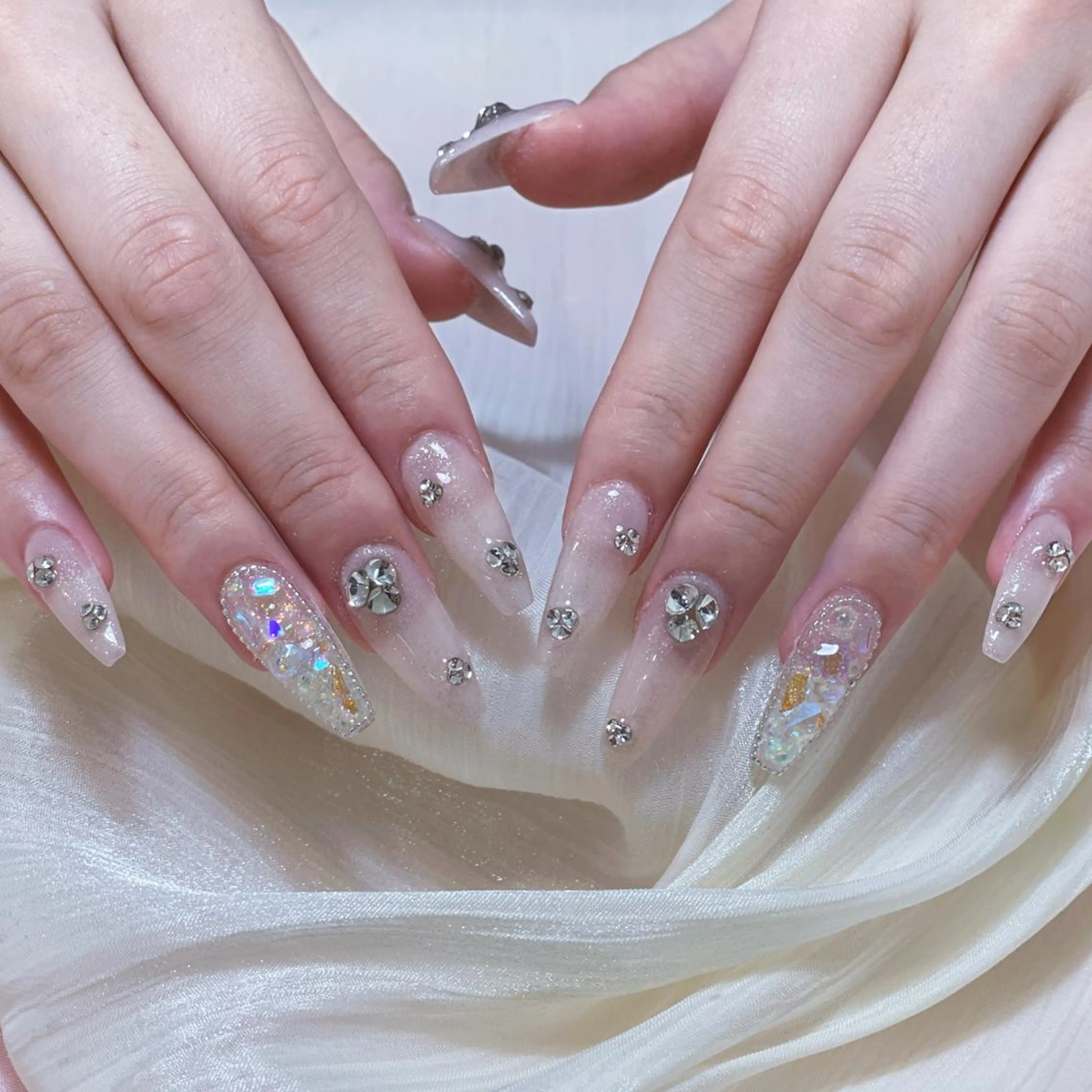 ネイル アートネイル オーロラネイル ガーリー キラキラネイル 韓国ネイル ハンドネイル DIANMOND NAIL🌸のネイルデザイン