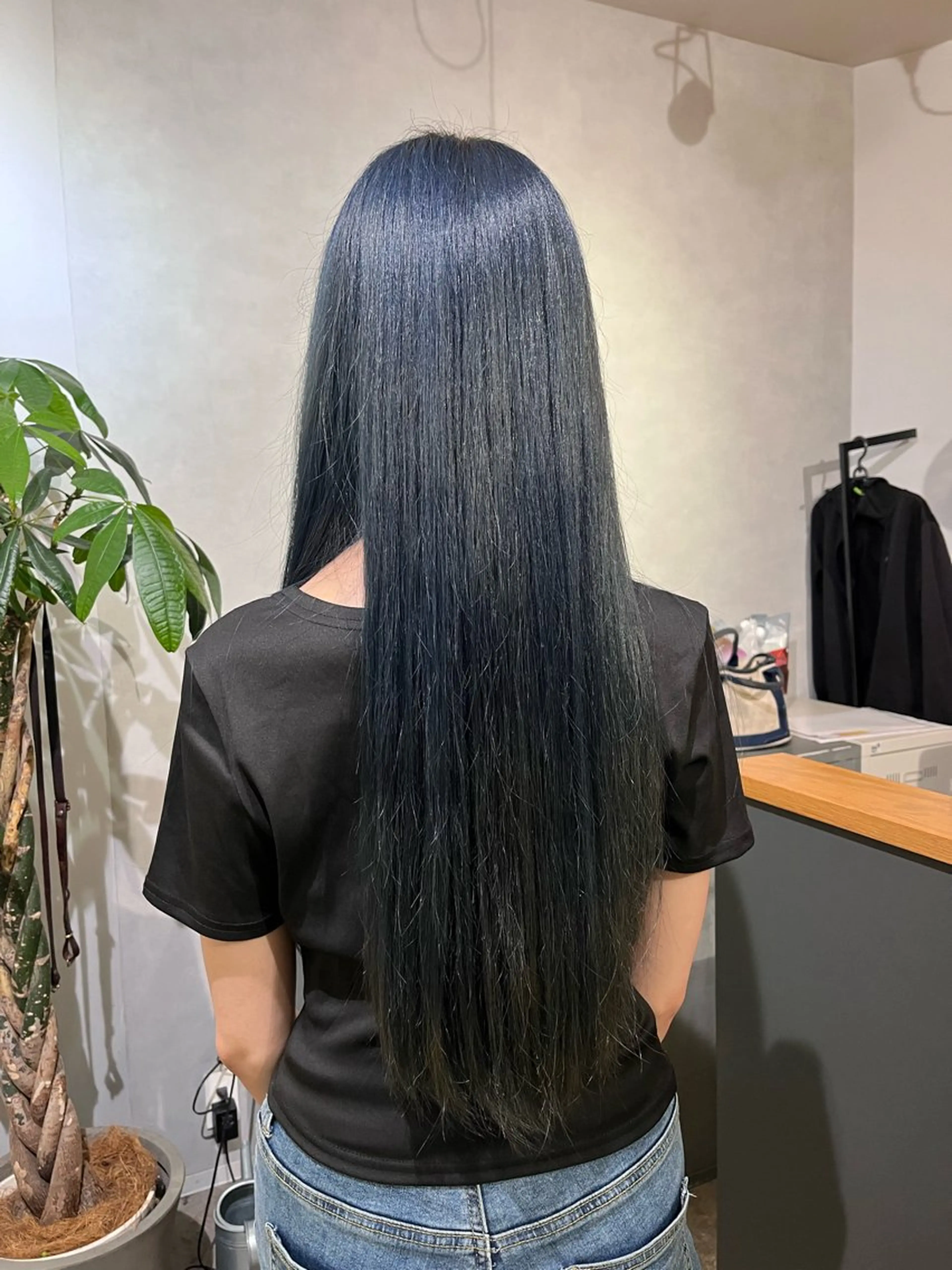ロング カラー 黒髪 ブルーカラー ブルーブラック 友 美海のヘアスタイル