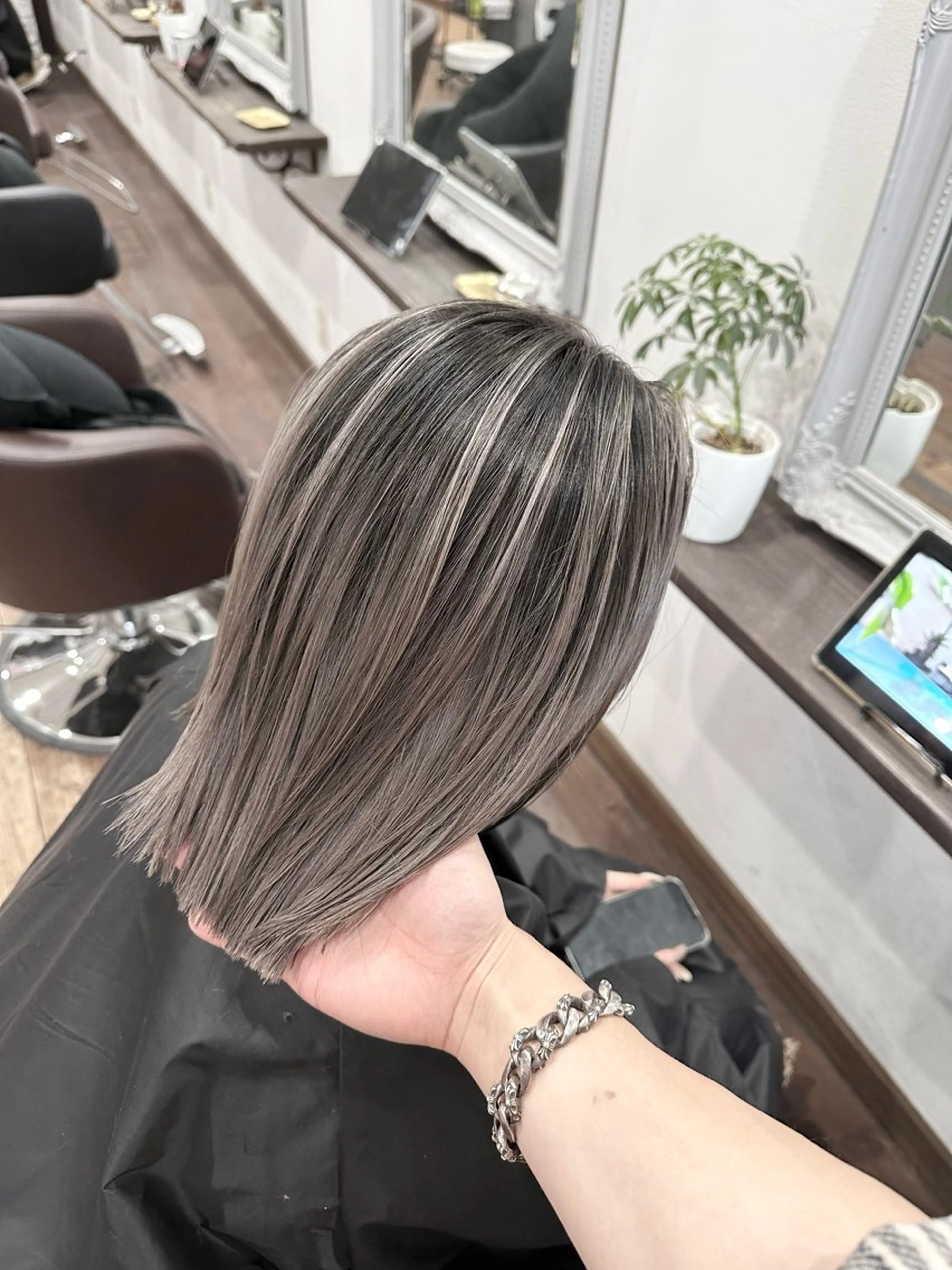 ミディアム レイヤーカット カット ヘアカラー トリートメント _White広島所属・バレイヤージュ 隅中秀弥のヘアスタイル