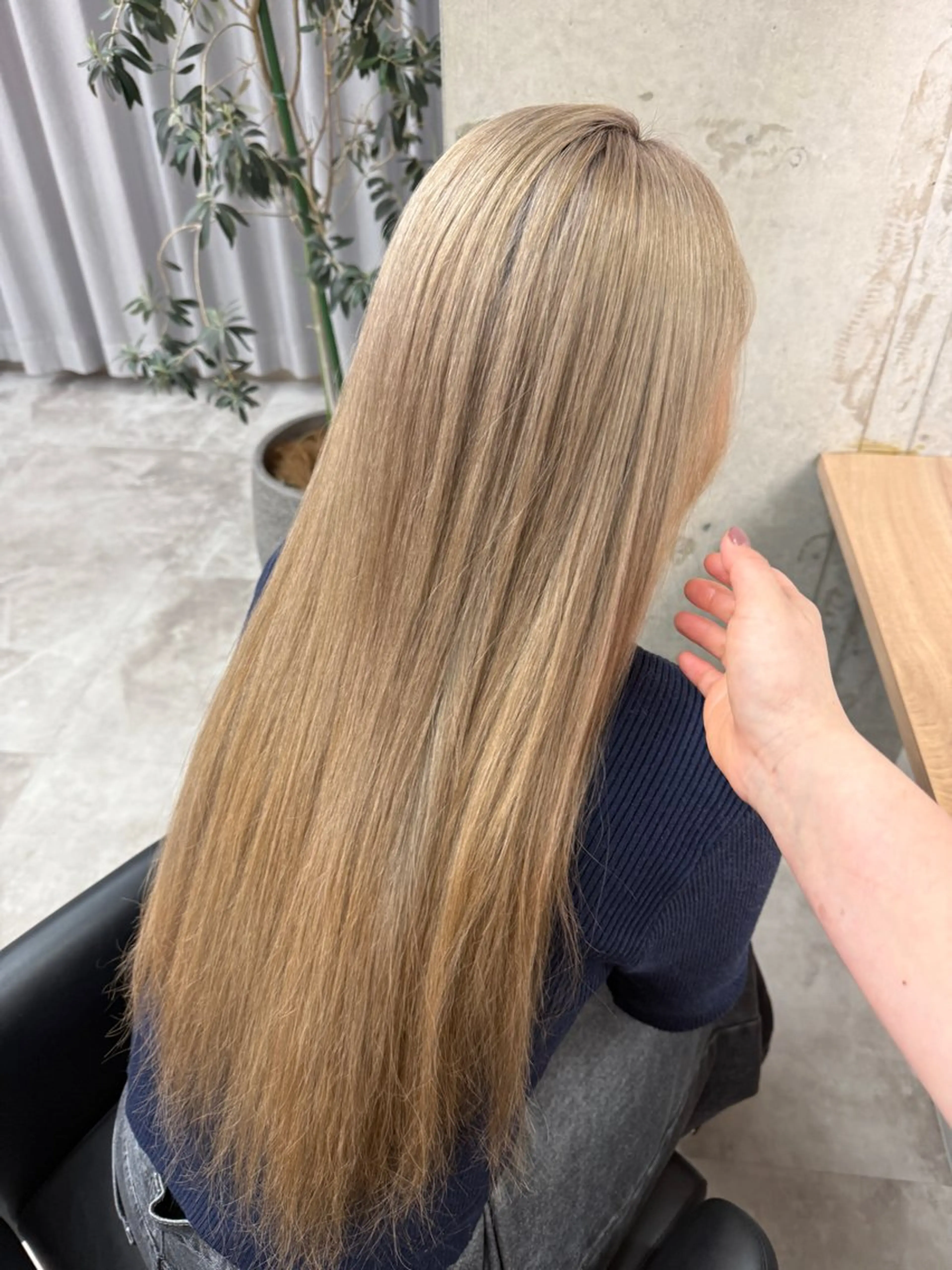 ロング リラク 秋山 七海のヘアスタイル