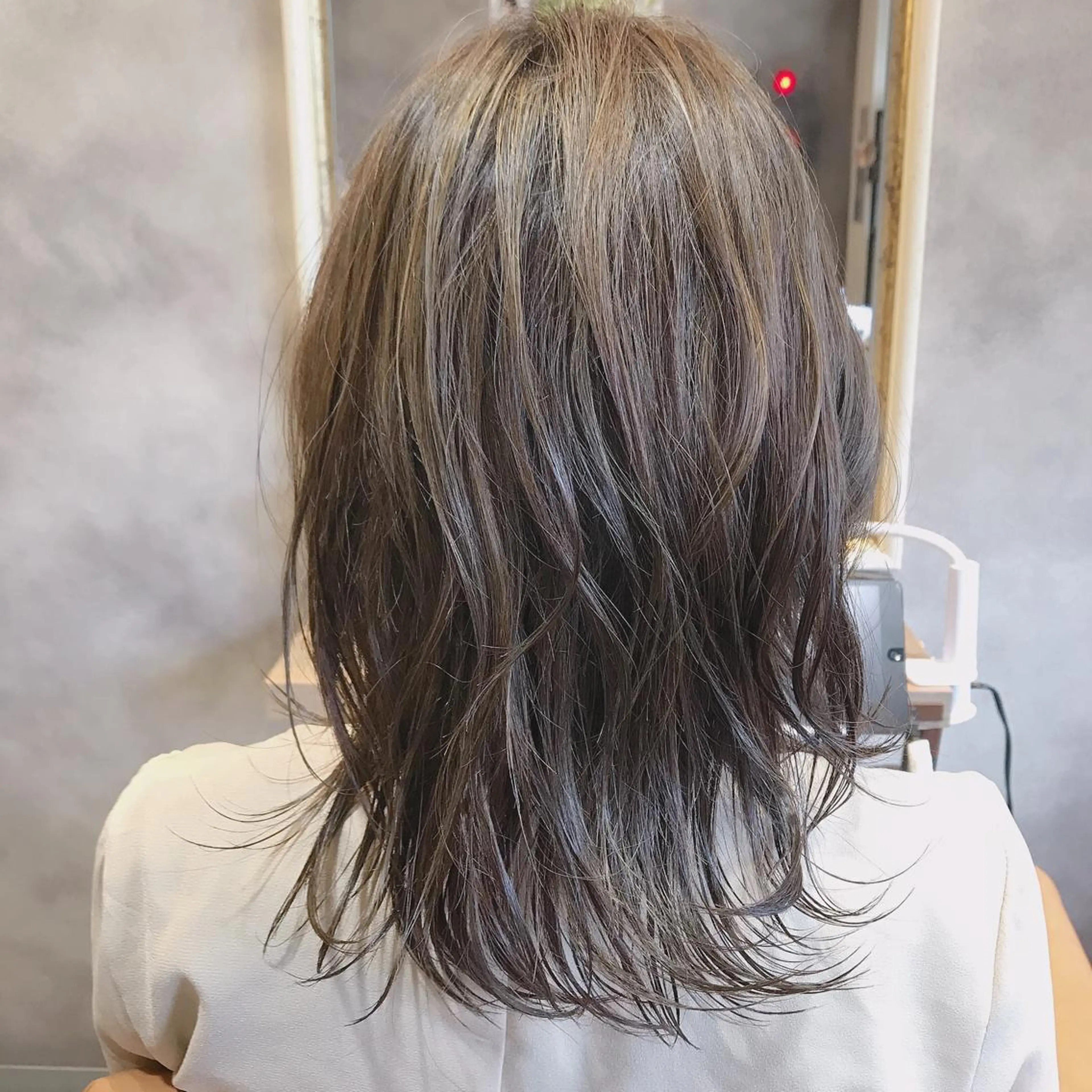 ミディアム CHIC 岩下真衣のヘアスタイル