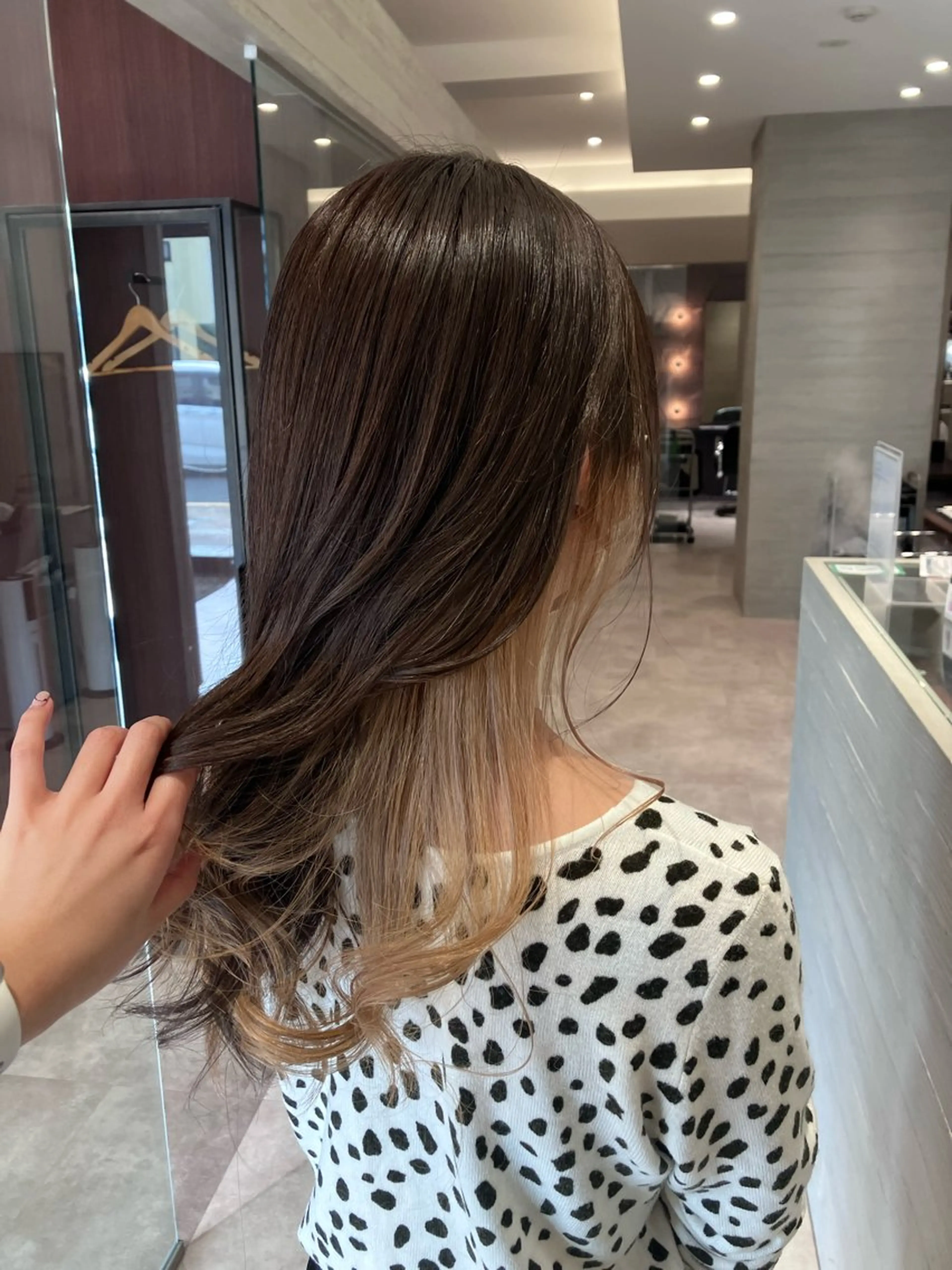 ロング カラー ベージュカラー ブリーチ サキ🤍ハイトーン 🩰くびれ巻きヘアのヘアスタイル