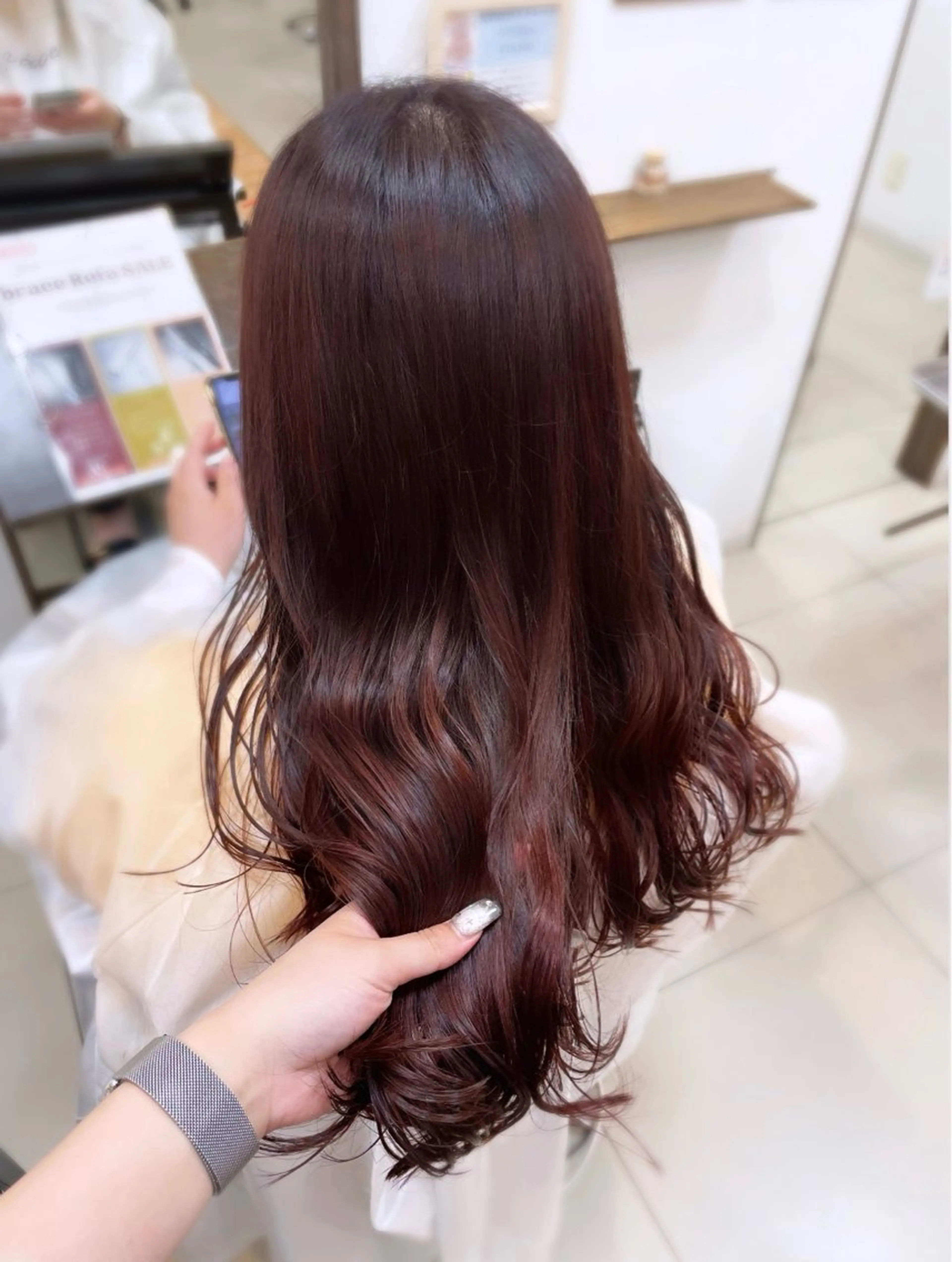 ロング カラー カシス レッドカラー SOYON なんば店所属・水島 真彩のヘアスタイル