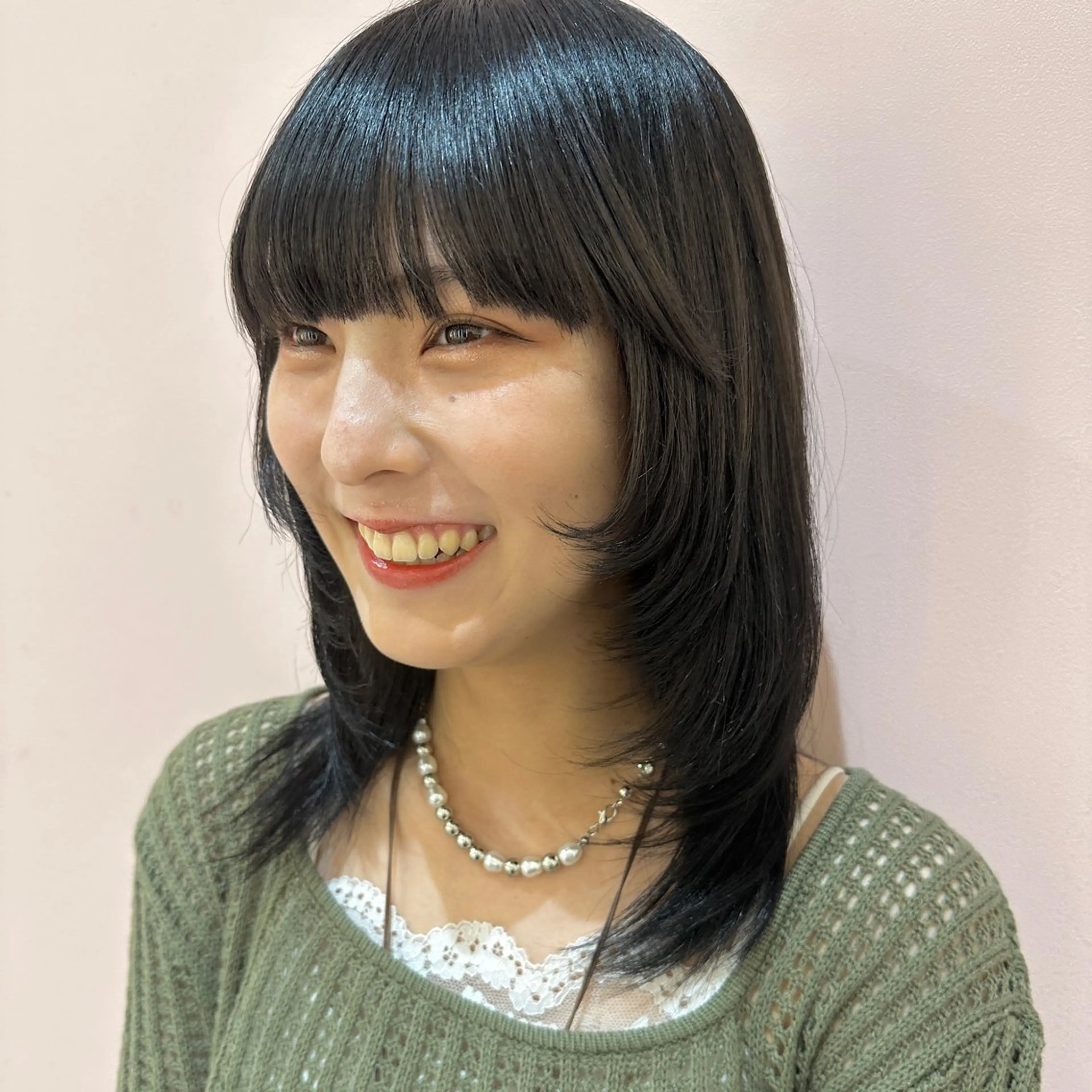 ミディアム カラー ダークグレー レイヤーカット カット ヘアカラー レイヤーカット/ ハイトーンchimiのヘアスタイル