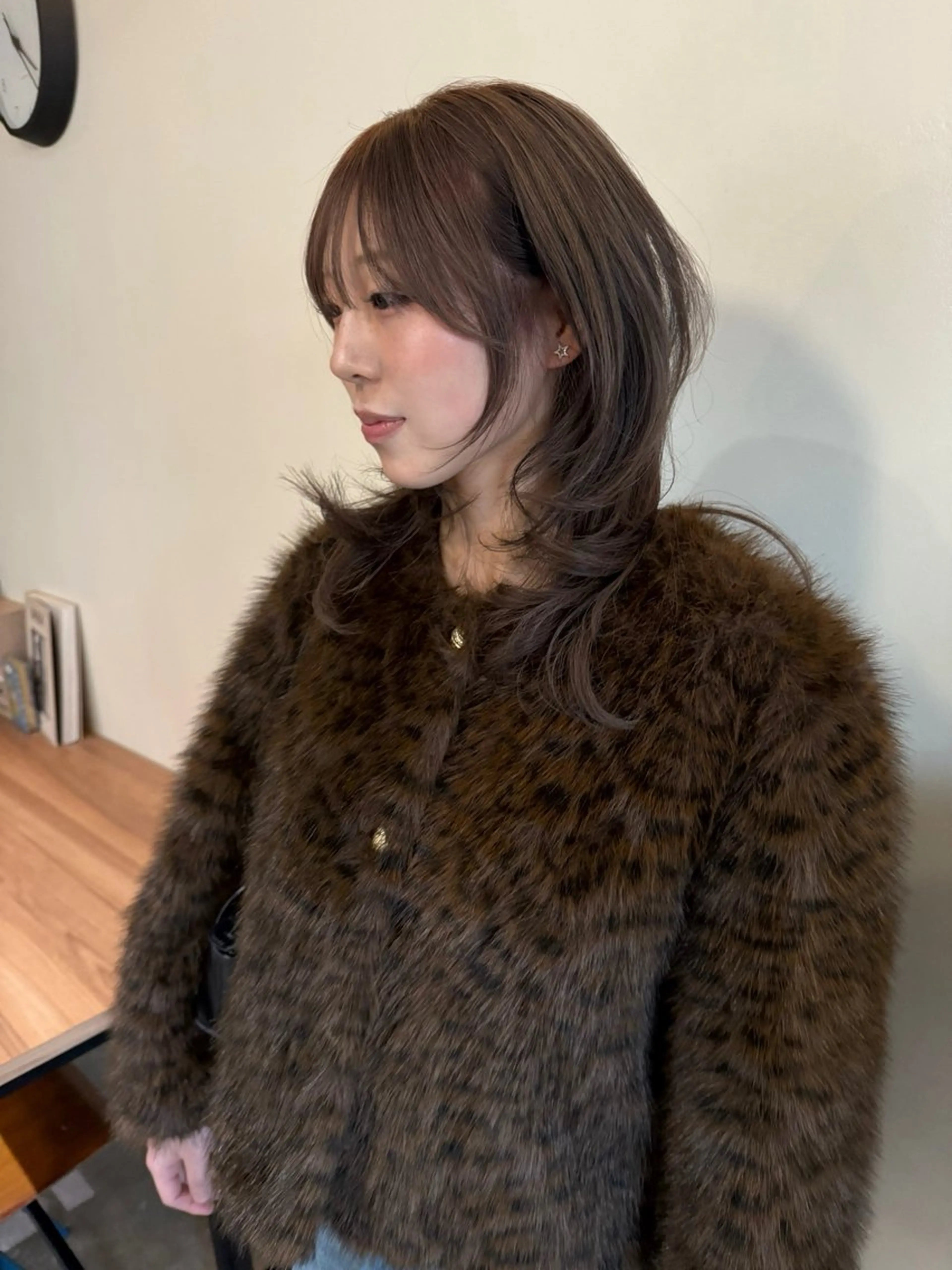 ミディアム アッシュ レイヤーカット カット ヘアカラー レイヤーカット\ウル フ　chinatsuのヘアスタイル