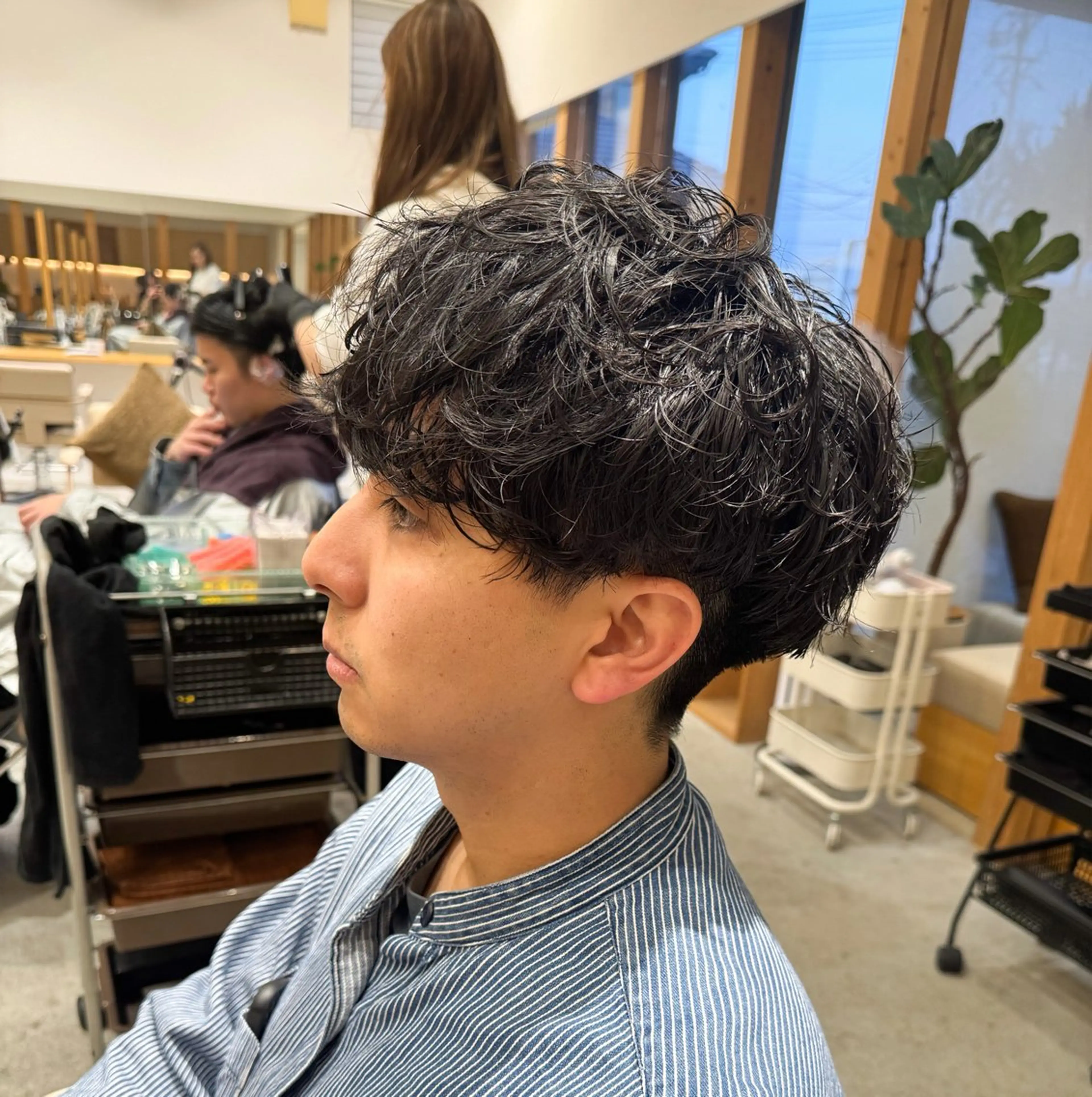 ミディアム パーマ メンズ ミディアムパーマ メンズ韓国風 マッシュ メンズパーマ 韓国風ヘア カット パーマ トリートメント 服部 雄輝のヘアスタイル