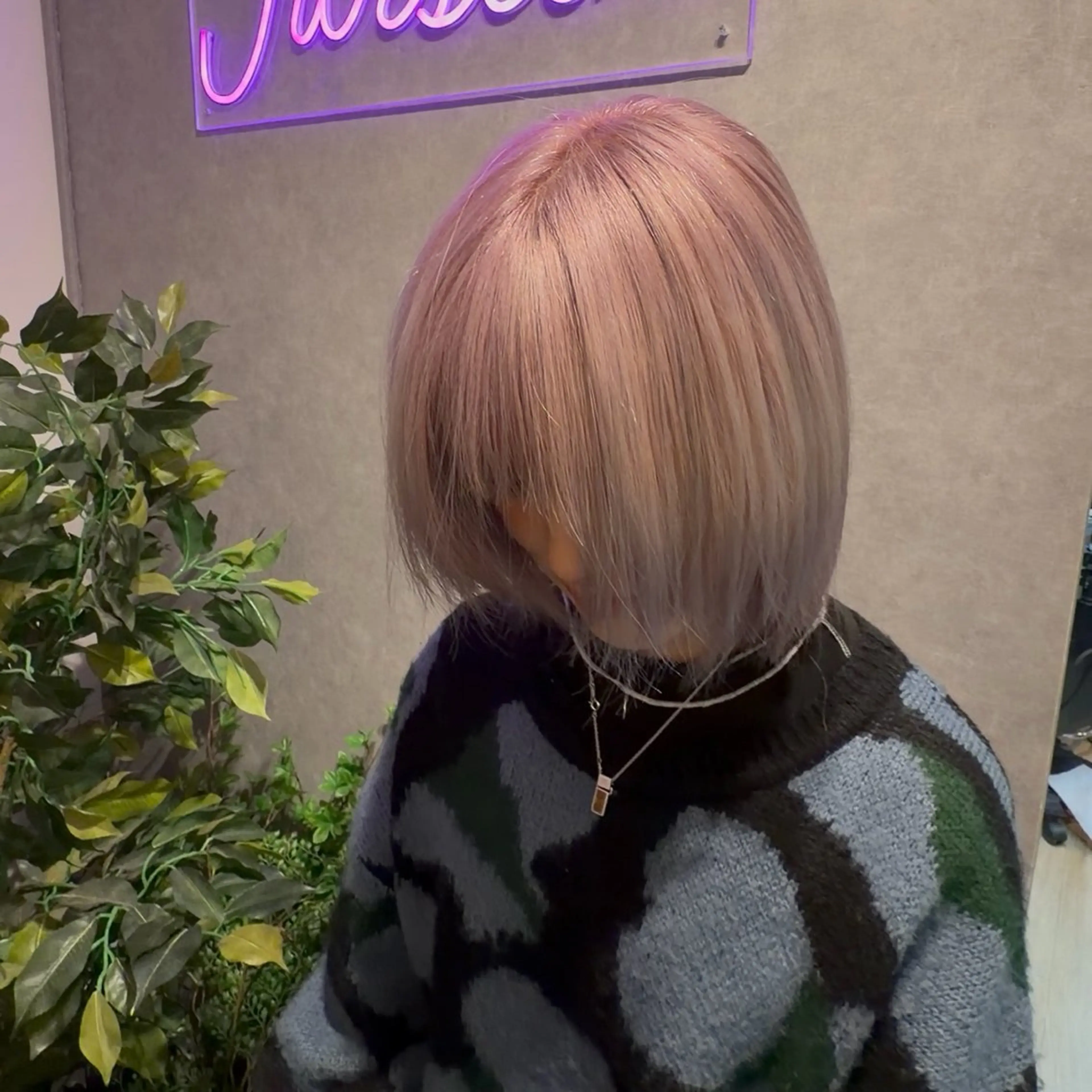 ショート ラベンダーベージュ FÜRSTIN所属・西村髪質改善 ブリーチ縮毛矯正のヘアスタイル