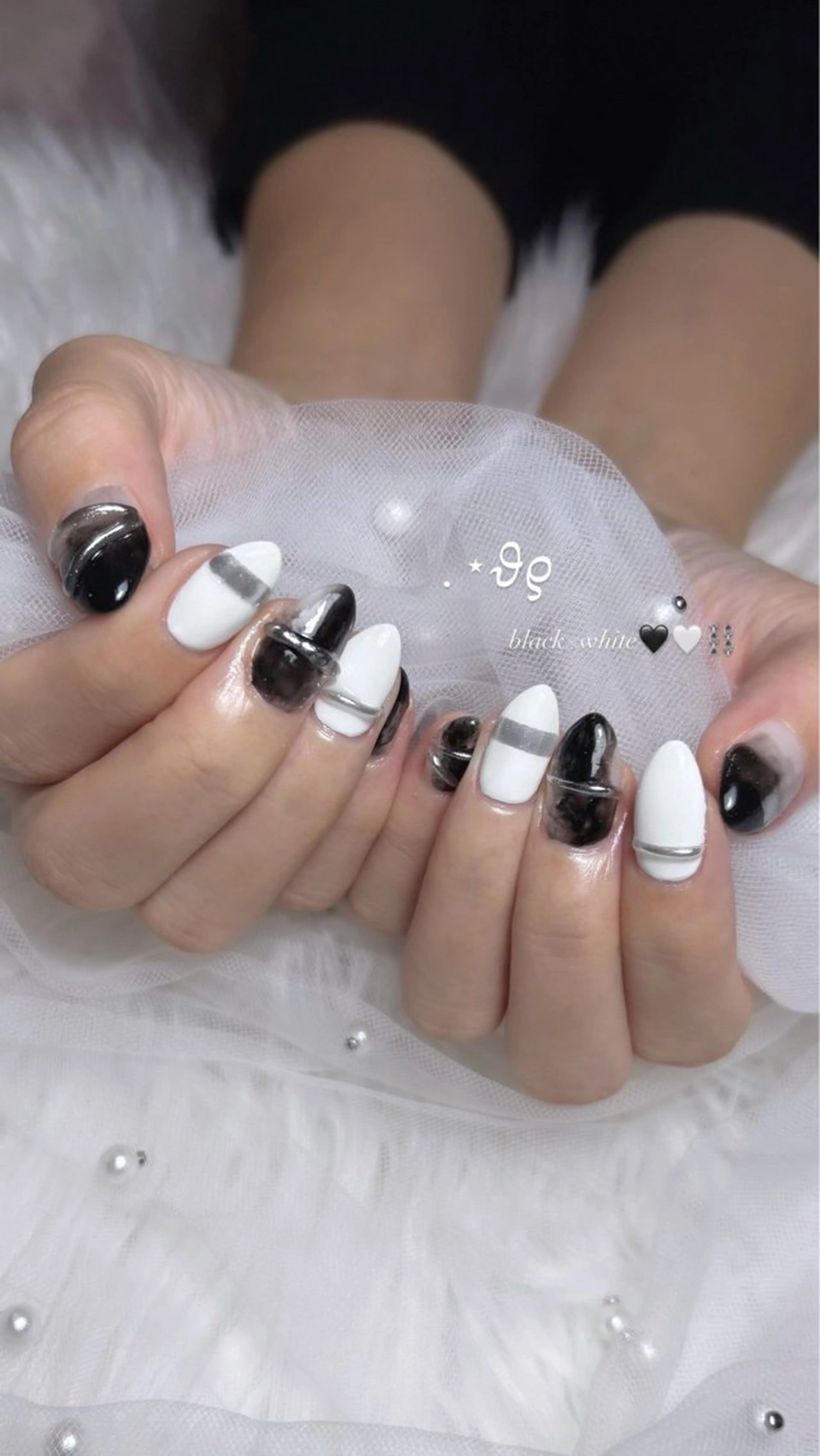 ネイル ホワイト ハンドネイル 𝑬𝑹𝑰𝑲𝑨 𓂃🎀𓈒𓏸のネイルデザイン
