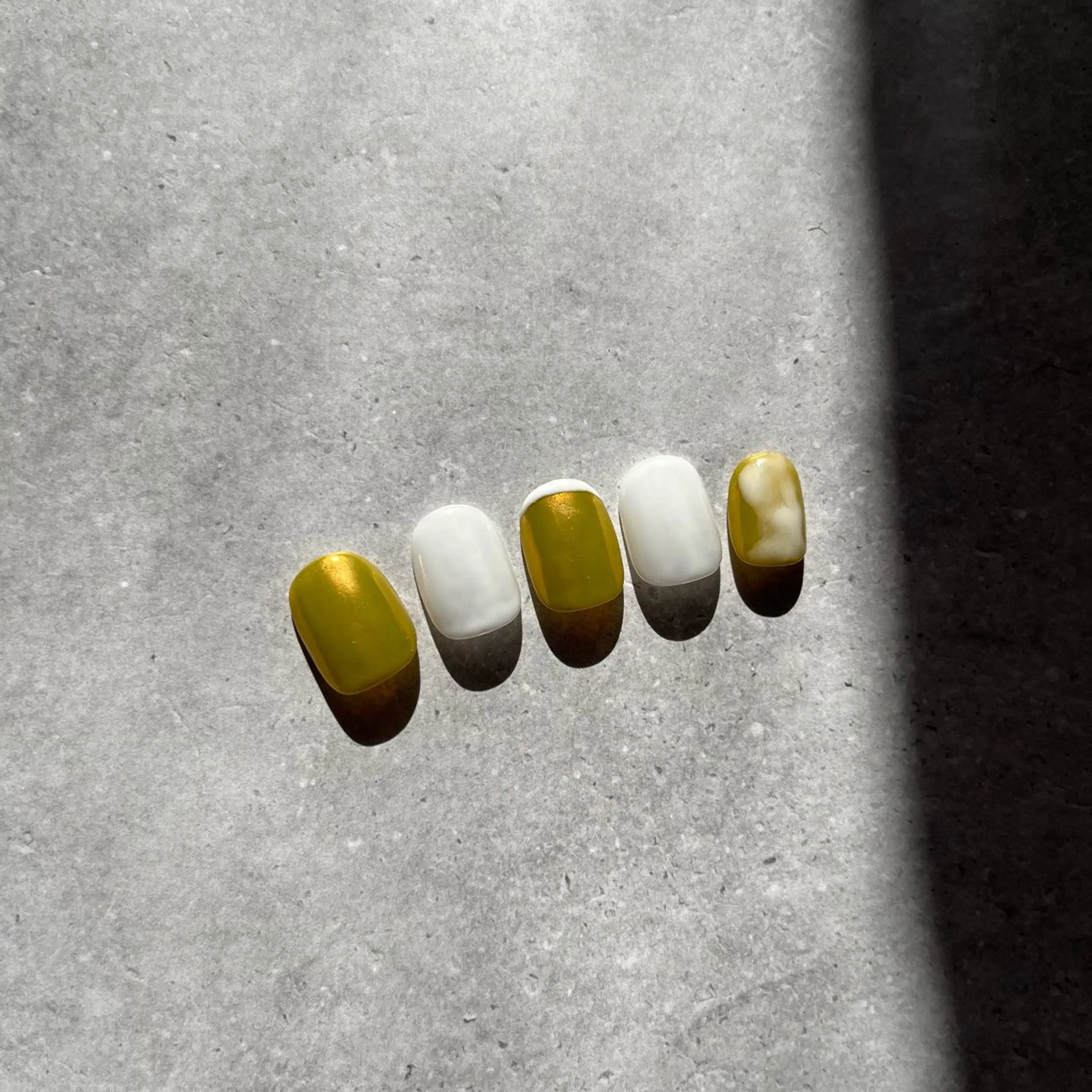 ネイル 春ネイル 黄色 ハンドネイル GALLARIA Elegante 緑のネイルデザイン