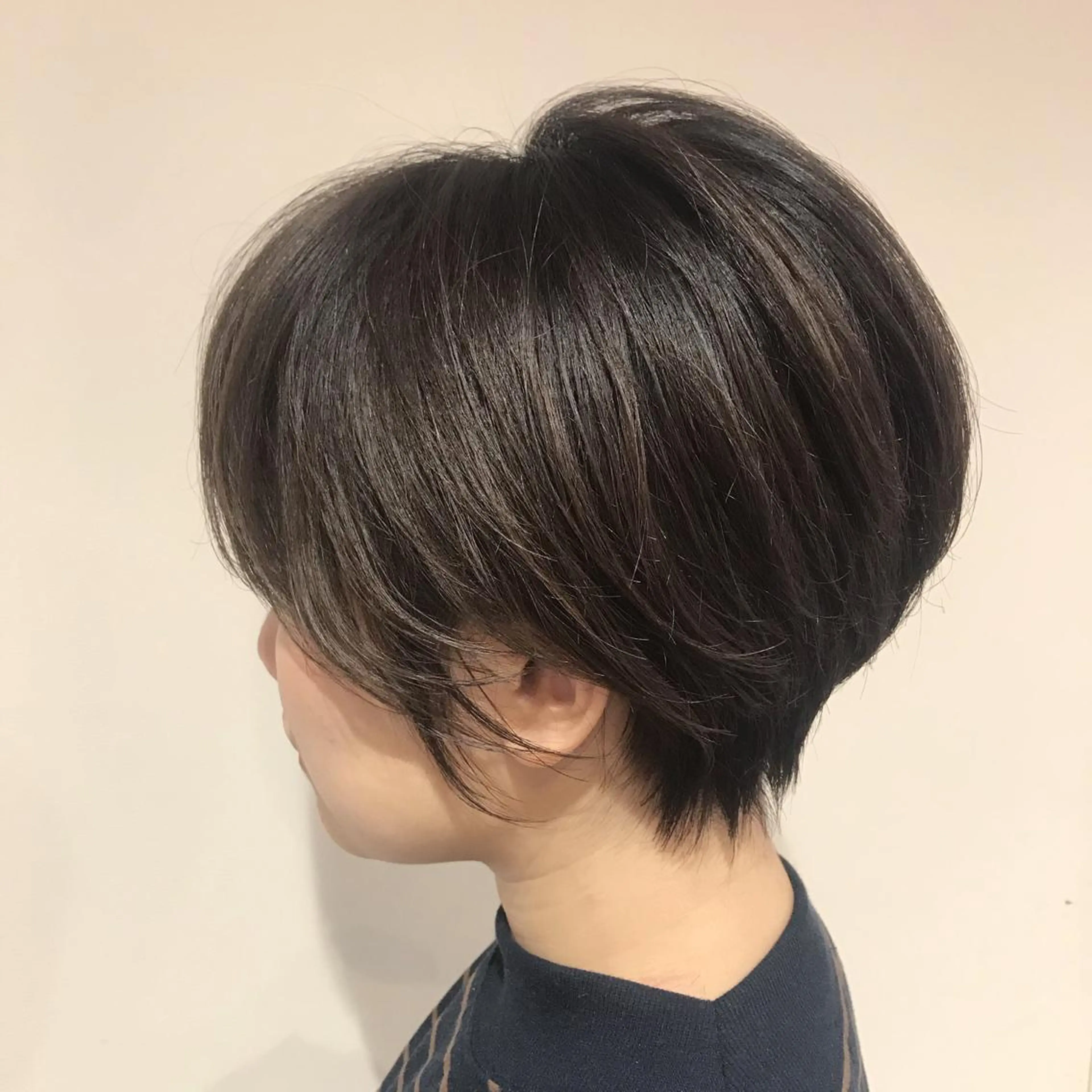 ショート カラー アッシュ アッシュグレー アッシュグレージュ バレイヤージュ ベージュカラー AMI Hair  supply所属・髪質改善カラー 韓国風レイヤーのヘアスタイル