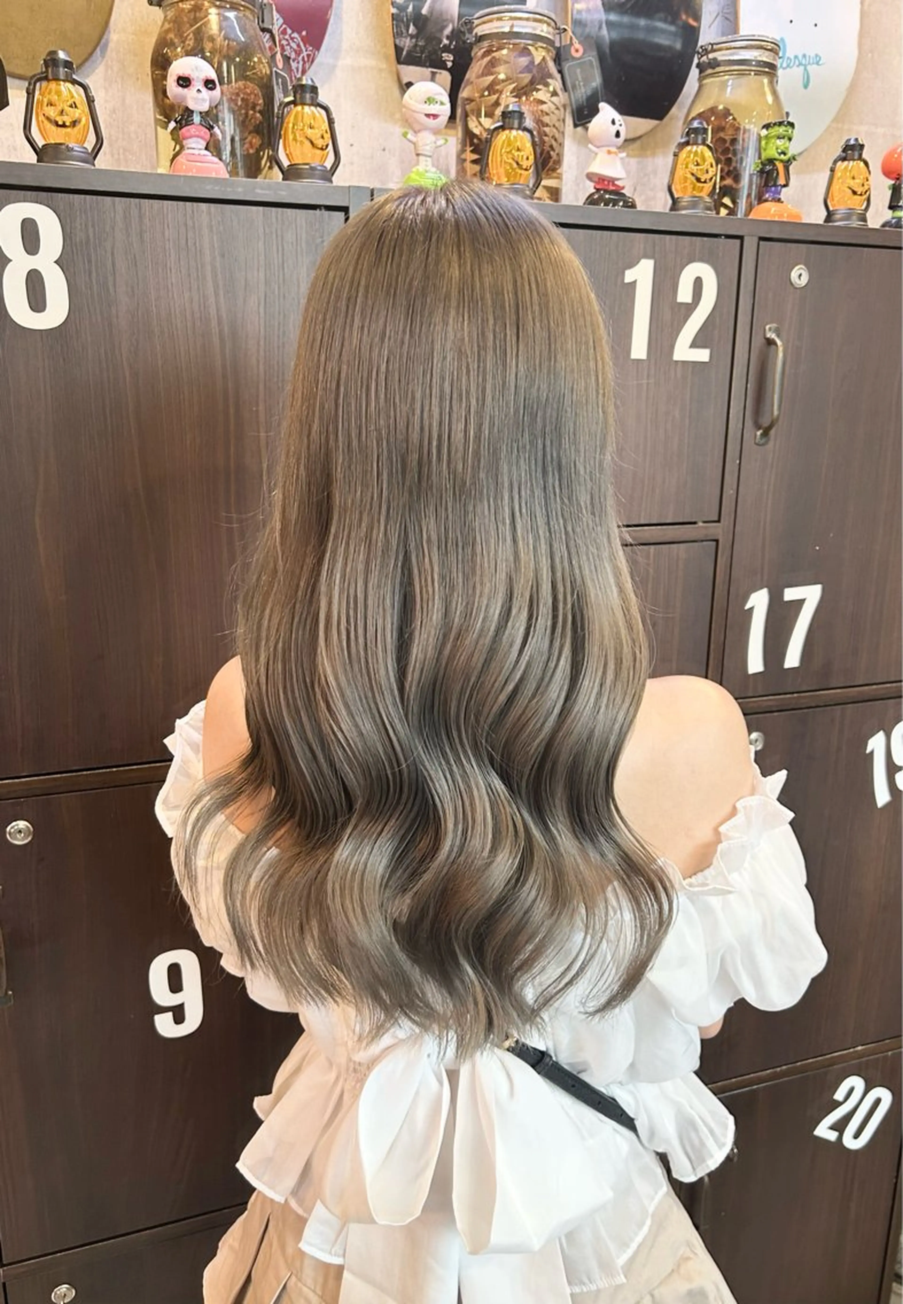 ロング ヘアカラー 出川 結菜のヘアスタイル