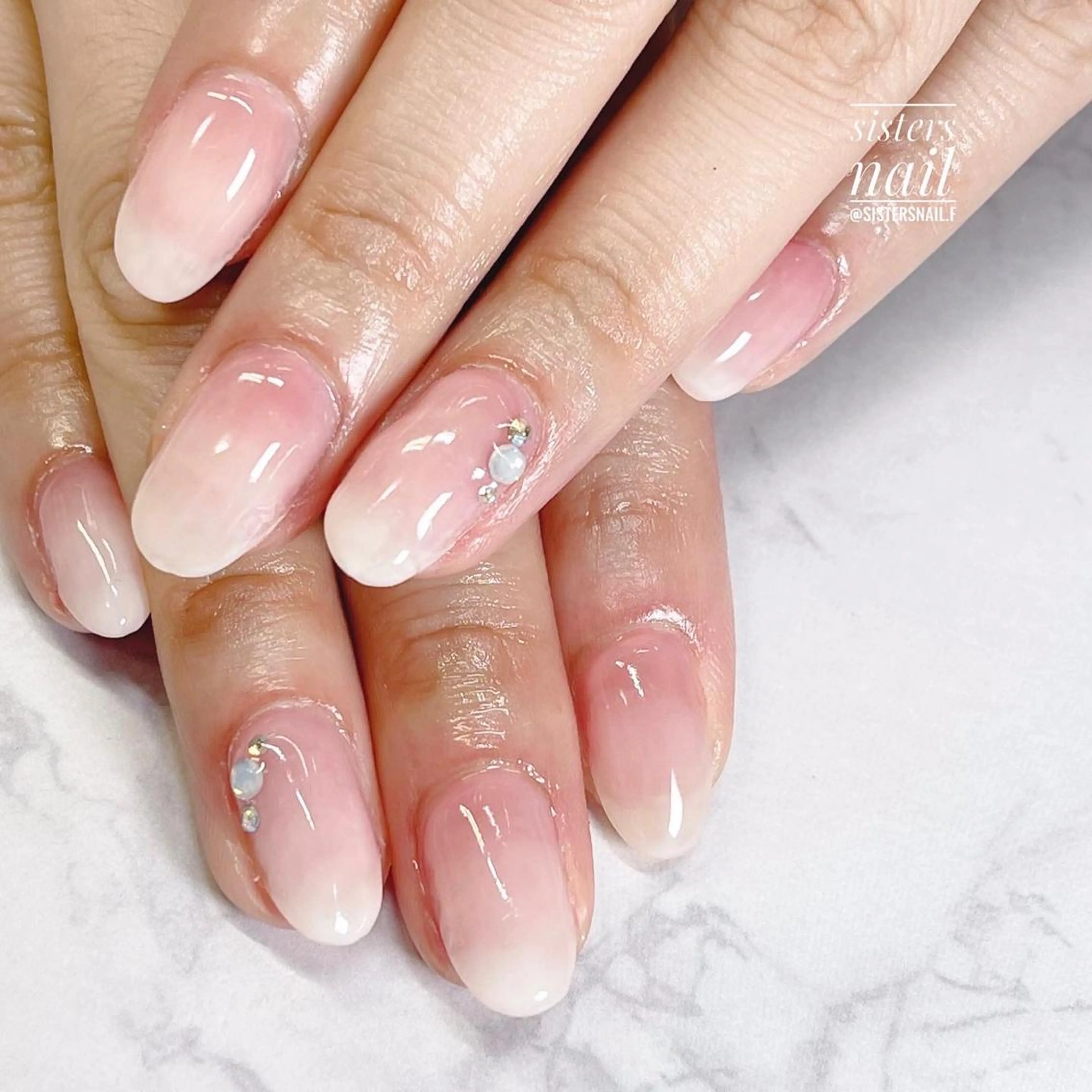 ネイル アートネイル グラデーション ニュアンスネイル 夏ネイル ホワイト sisters nail.fのネイルデザイン