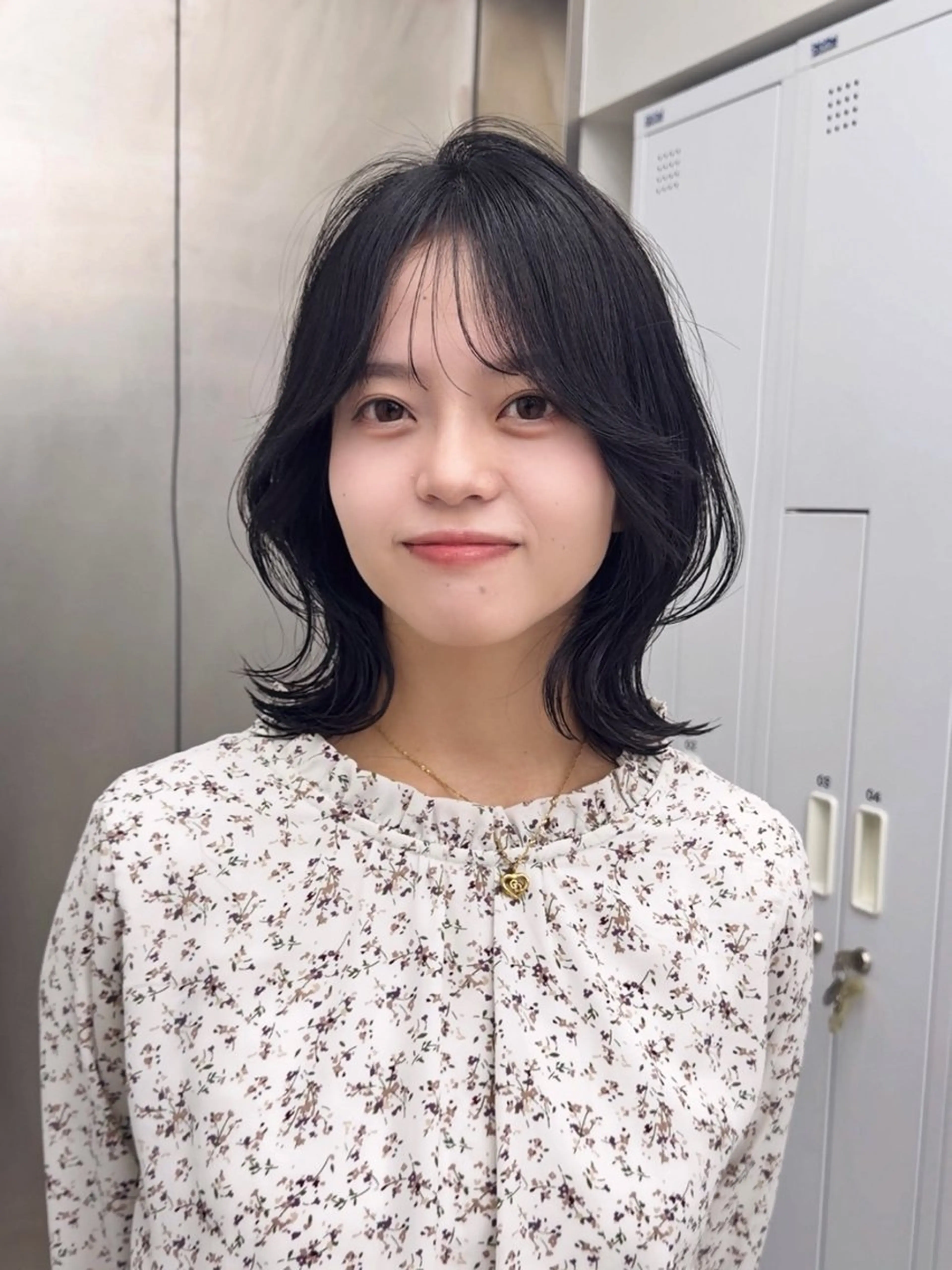 ミディアム ミディアムレイヤー レイヤーカット カット ヘアカラー トリートメント 名古屋／ブリーチ無し カラー／小顔カットのヘアスタイル