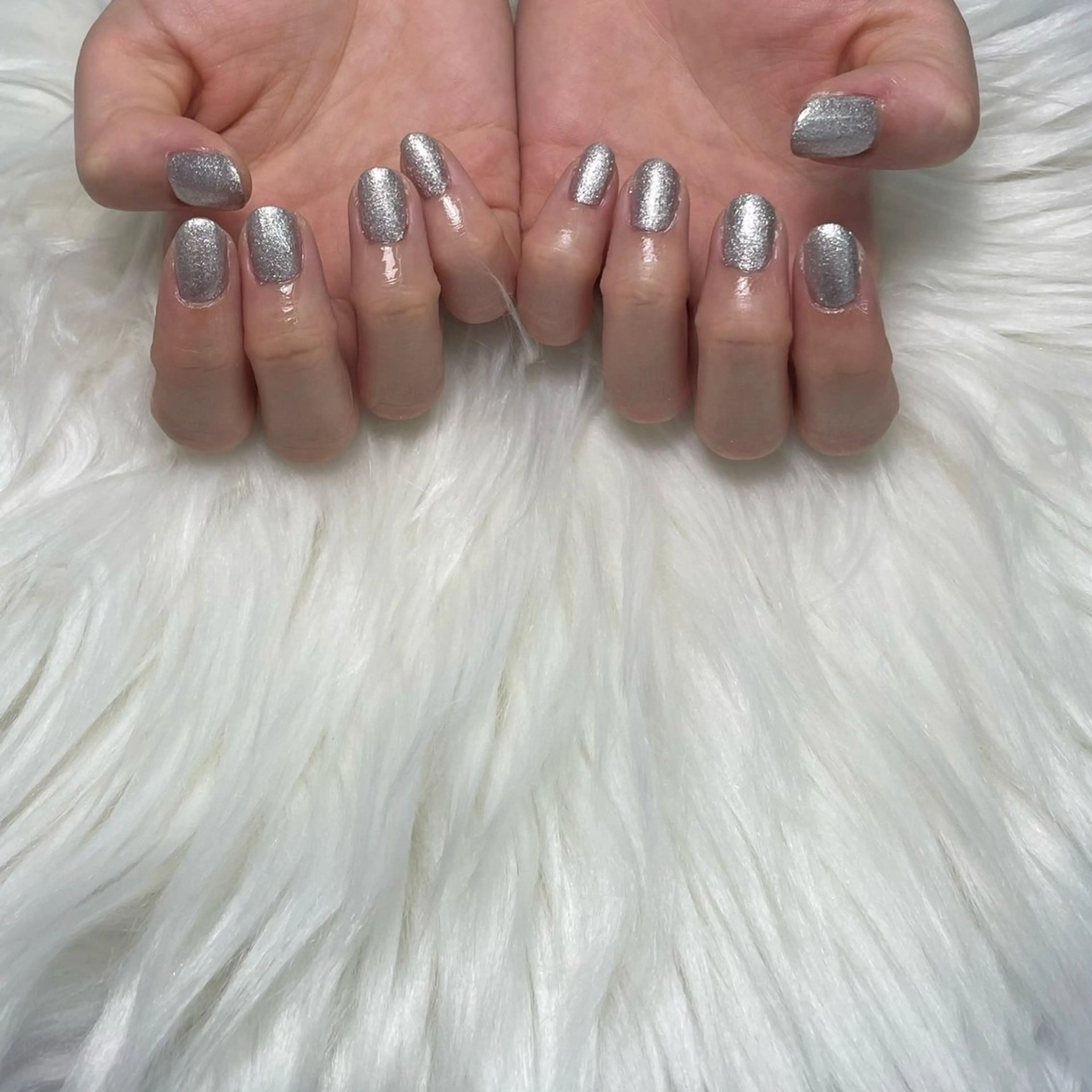 ネイル キラキラネイル ラメ(グリッター) ワンカラーネイル シルバー シンプルネイル Queen Stella所属・Quee Stllaのネイルデザイン