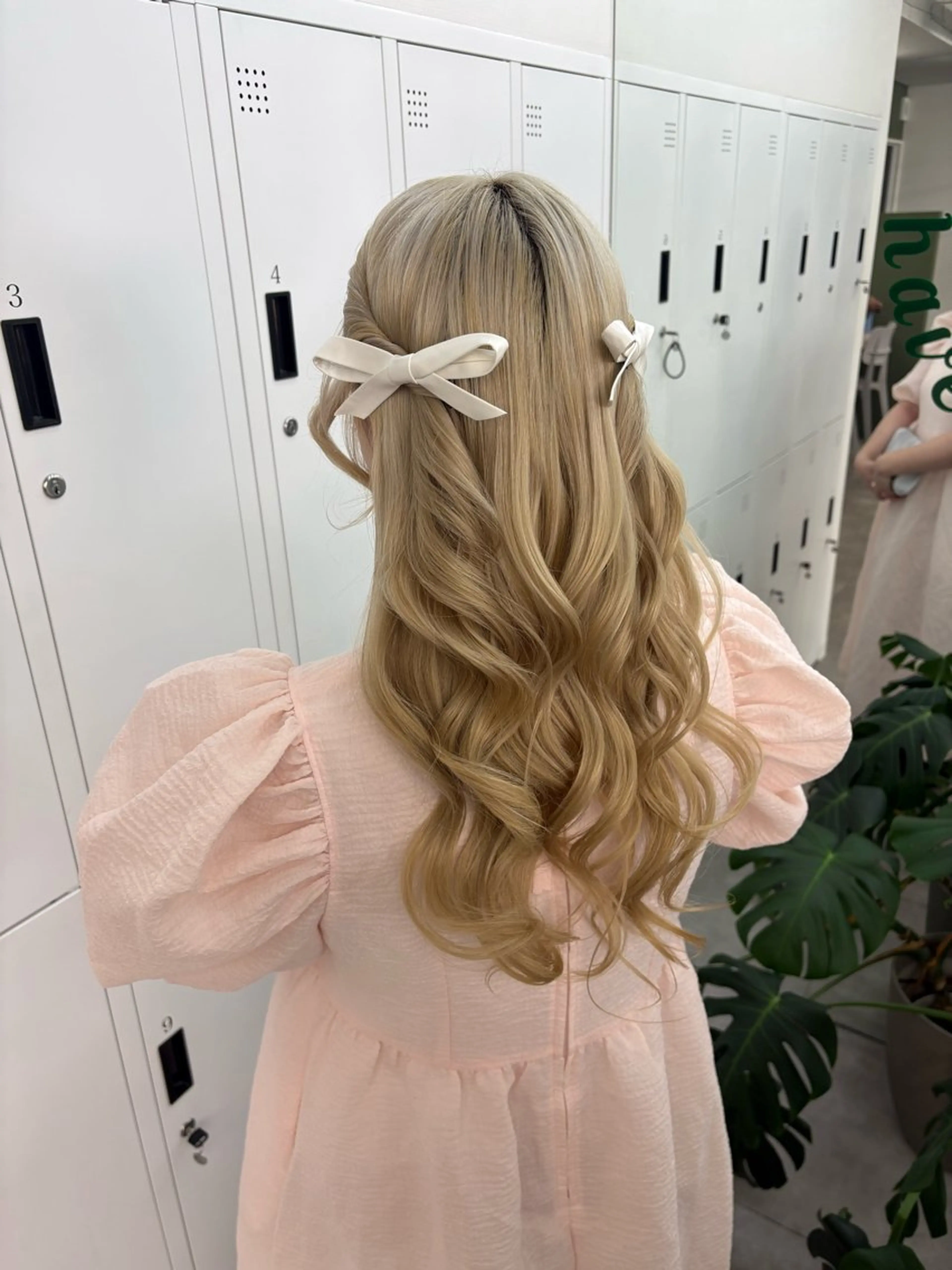 ロング ヘアセット 綾乃／デザインカラー ／ハイトーン／ボブのヘアスタイル