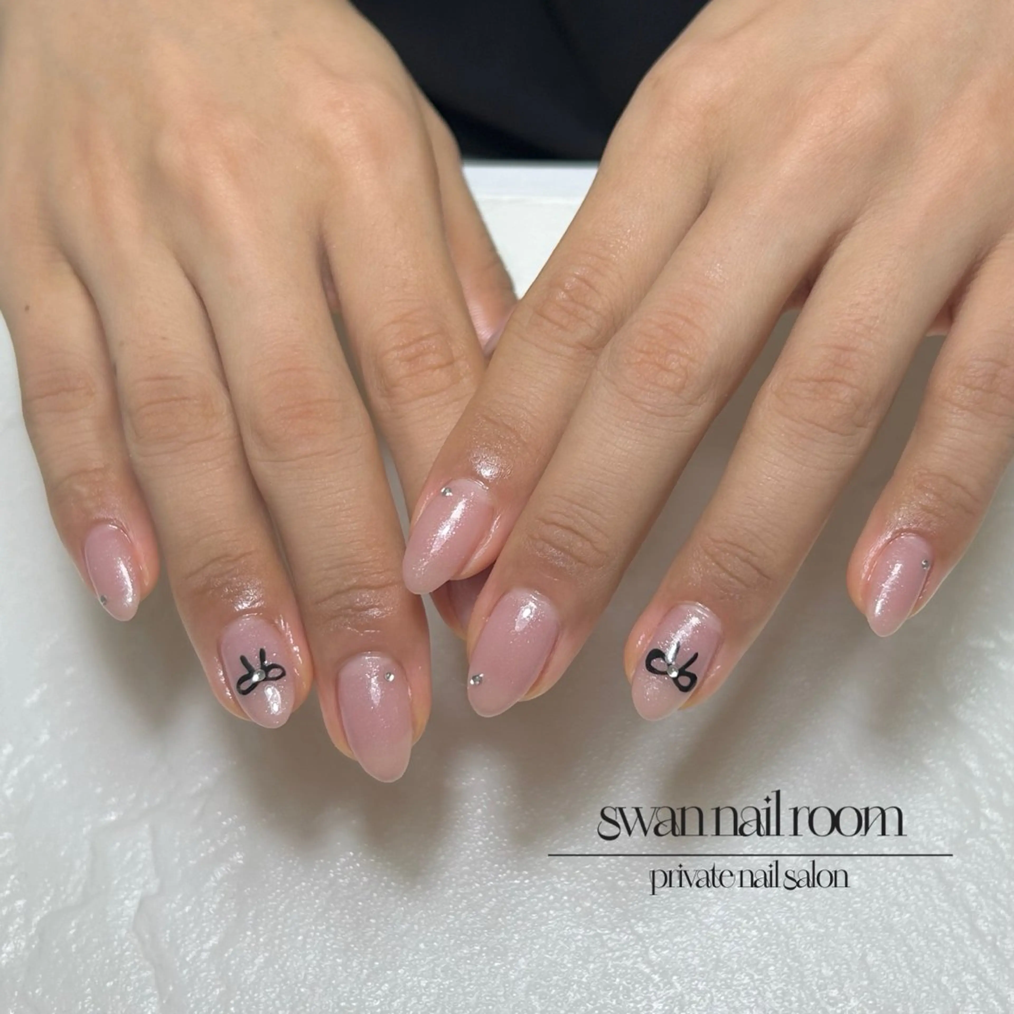 ネイル リボン シンプルネイル swan  nail room所属・swan nail roomのネイルデザイン