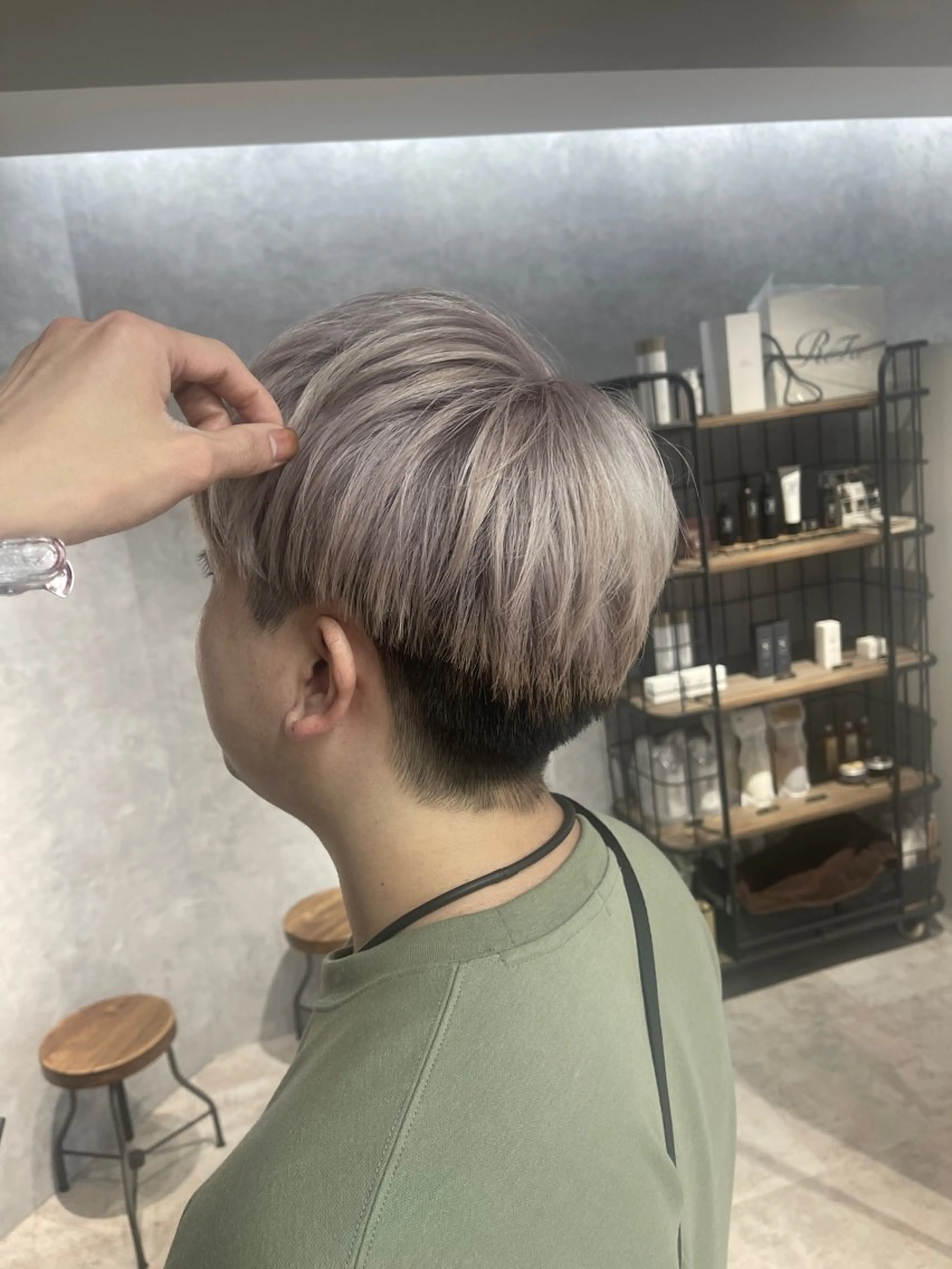 ショート カラー メンズ メンズブリーチ ブリーチ ケアブリーチ 髪質改善 カット ヘアカラー オフホワイトアンドなんば所属・福西 洋斗のヘアスタイル