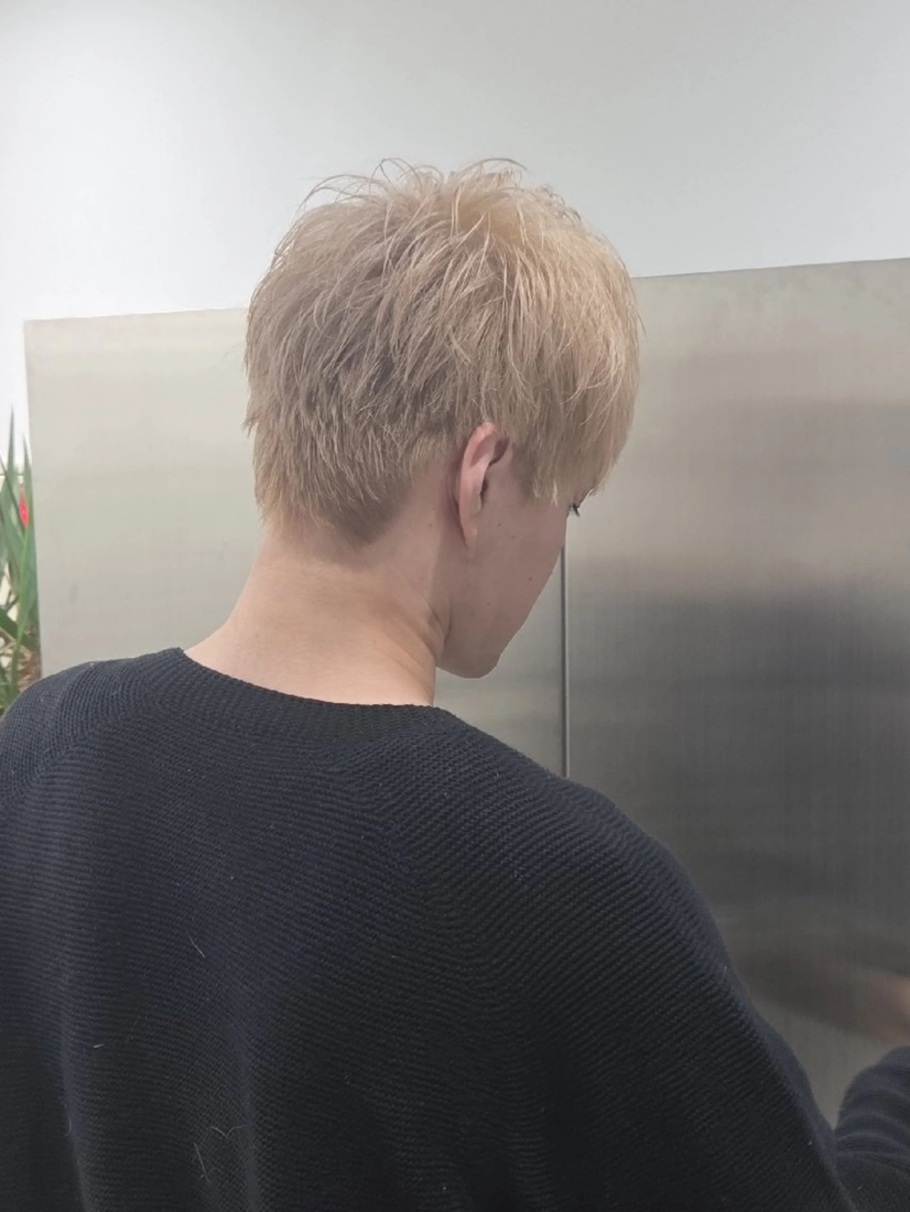 ショート メンズ カラー メンズブリーチ メンズハイトーン ベージュカラー 黒髪 ブリーチ カット ヘアカラー トリートメント ill 天神大名所属・YOKUTO 前下りボブ/レイヤーのヘアスタイル