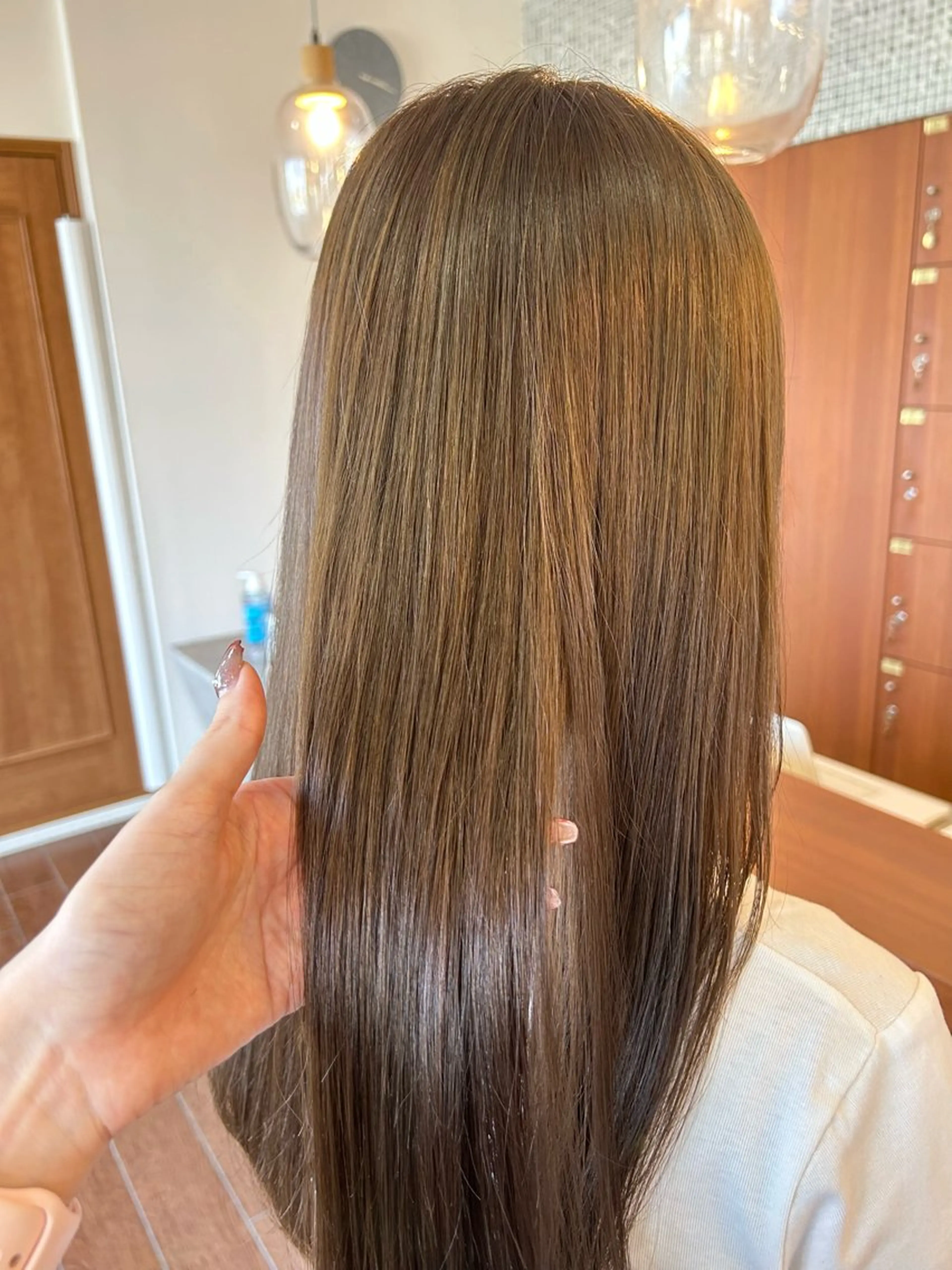 セミロング カラー ベージュカラー ブリーチ 透明感カラー ブリーチなしカラー オリーブベージュ ヘアカラー トップスタイリスト 林すずかのヘアスタイル