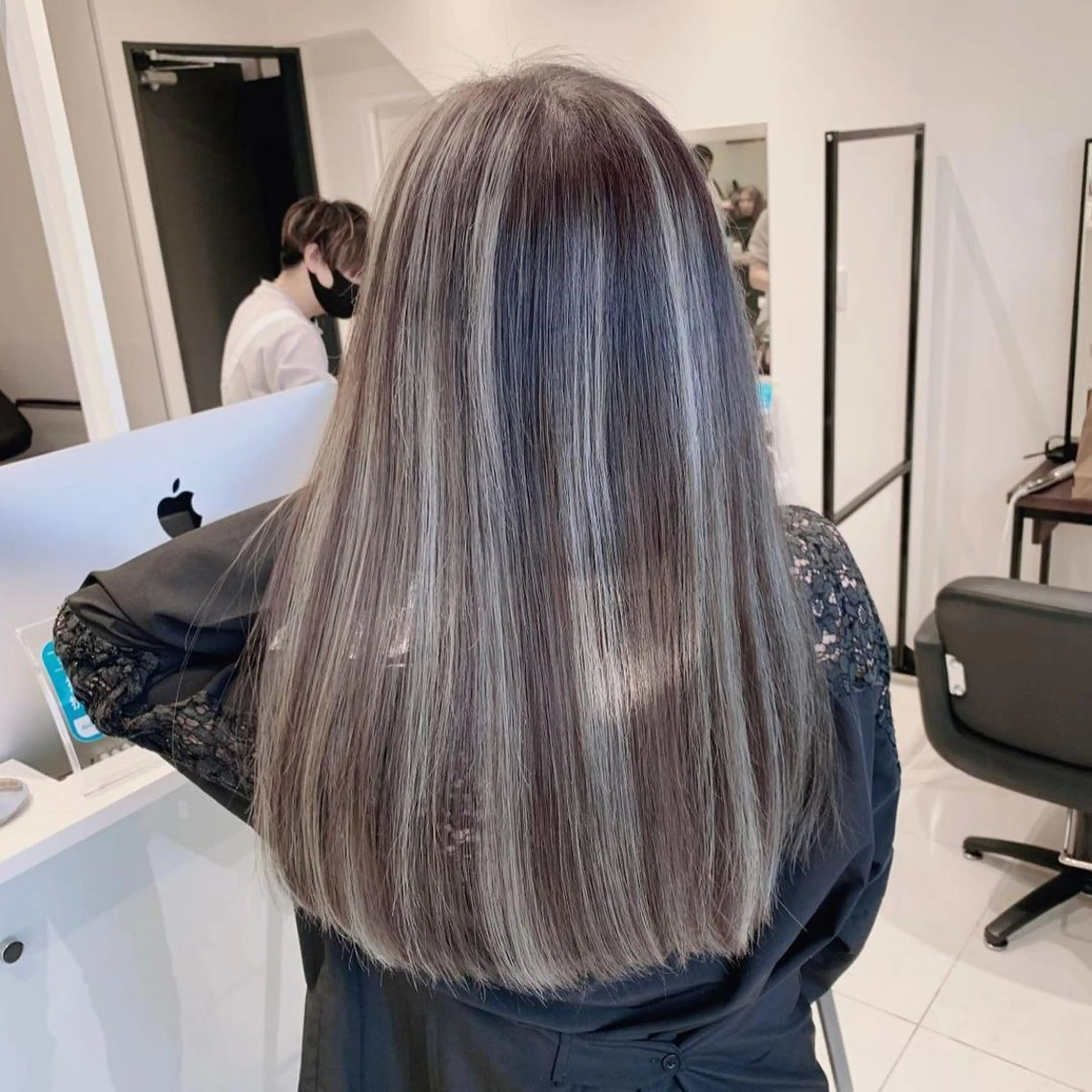 ロング カラー ブリーチ ケアブリーチ ハイライトカラー インナーカラー ハイライト ヘアカラー オフホワイトアンドなんば所属・福西 洋斗のヘアスタイル