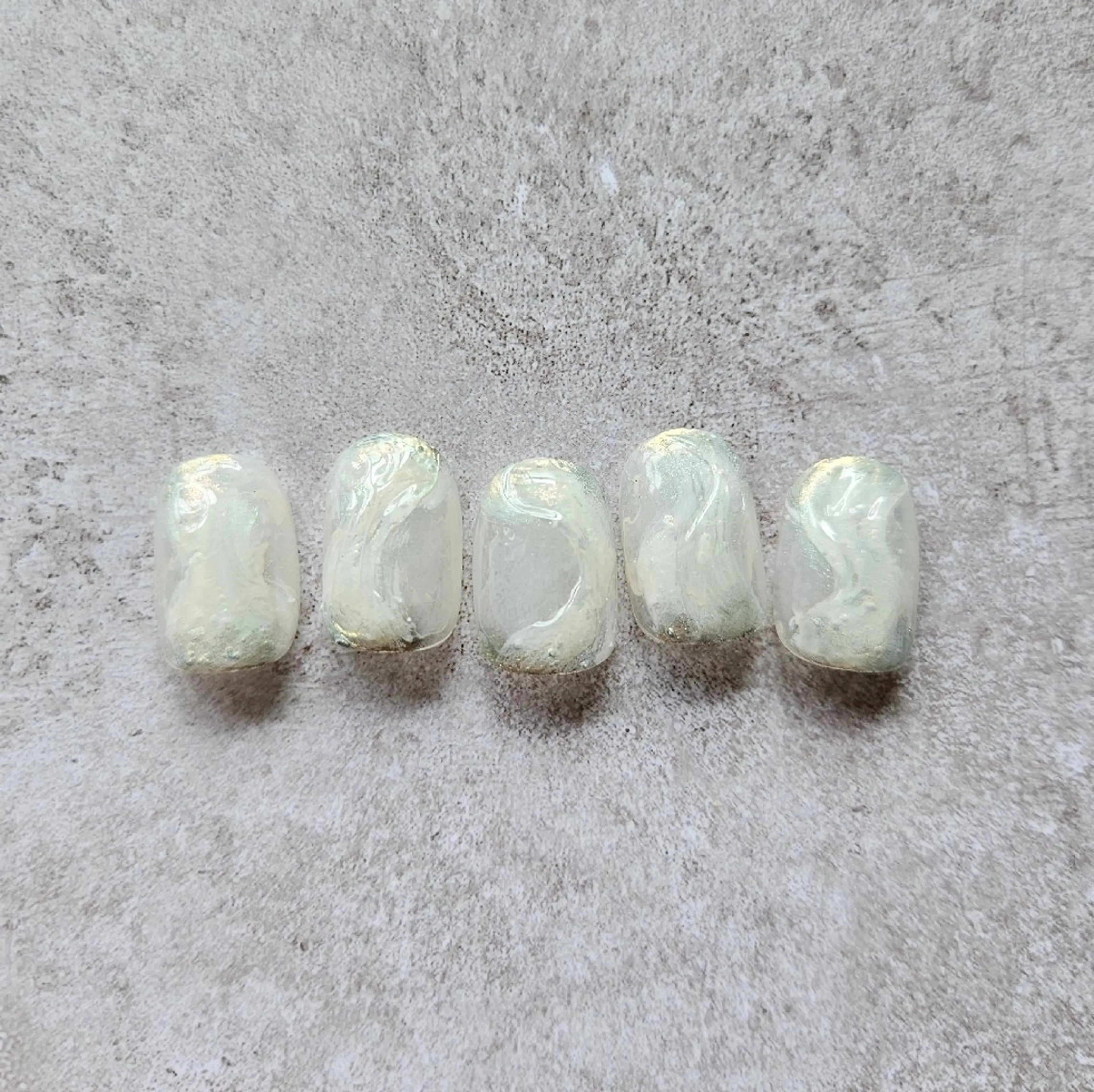 ネイル オーロラネイル ぷっくりネイル ブライダルネイル ホワイト ハンドネイル Nailsalon manoのネイルデザイン