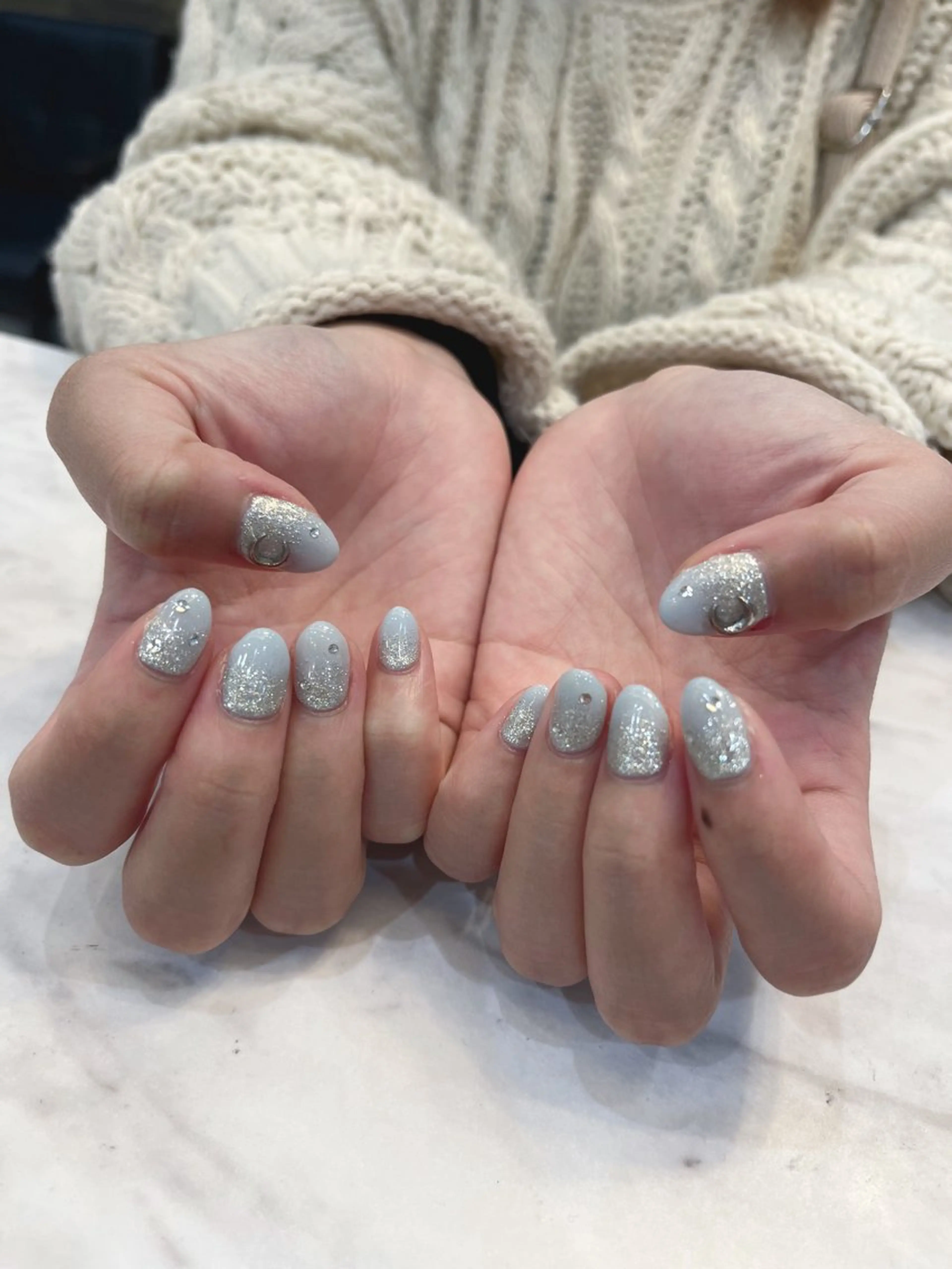 ネイル グラデーション ラメ(グリッター) ラメグラデーション 水色 ハンドネイル arl nail💅yuriのネイルデザイン