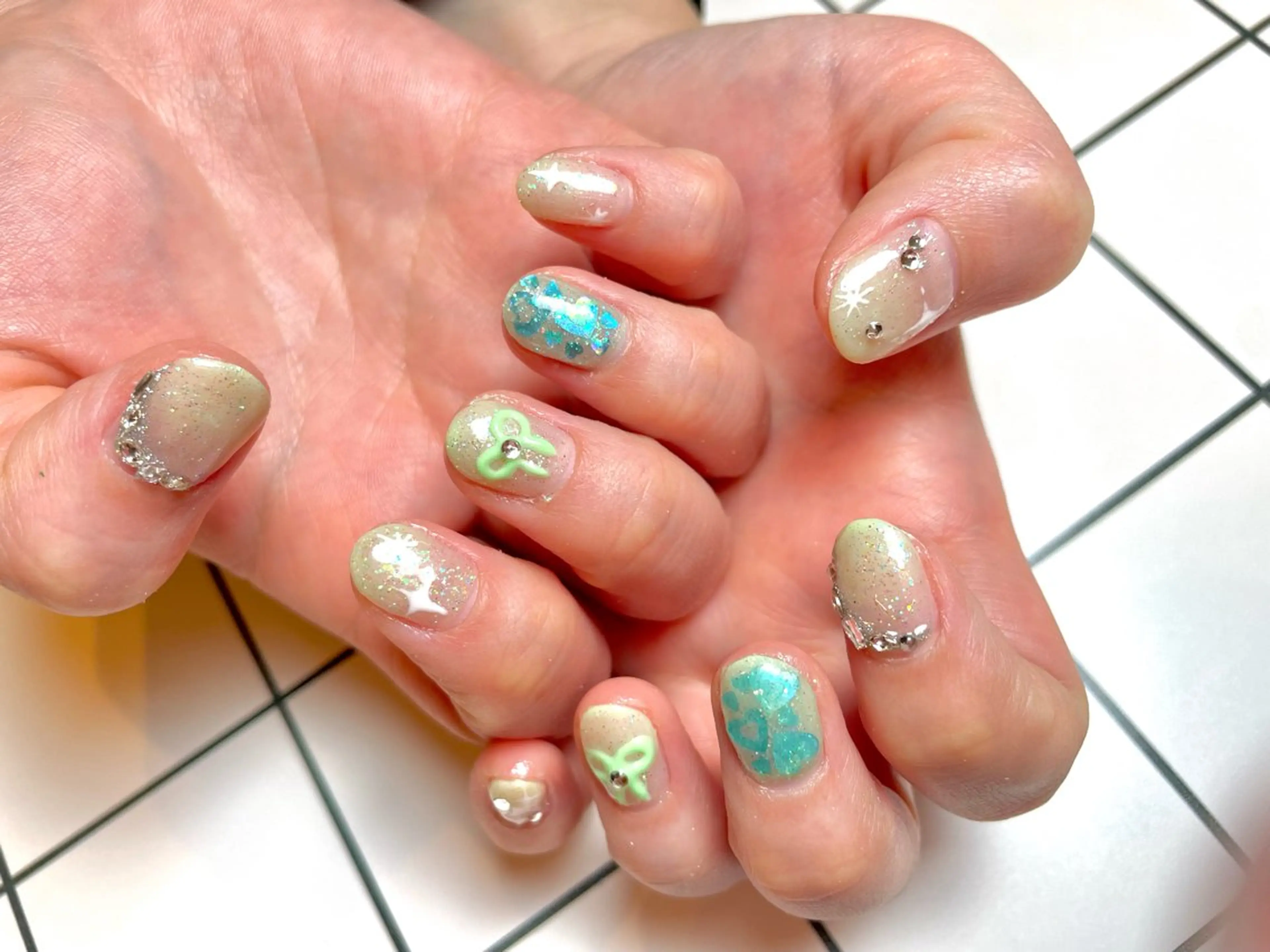 ネイル グリーン キラキラネイル リボン nail salon POPPYのネイルデザイン