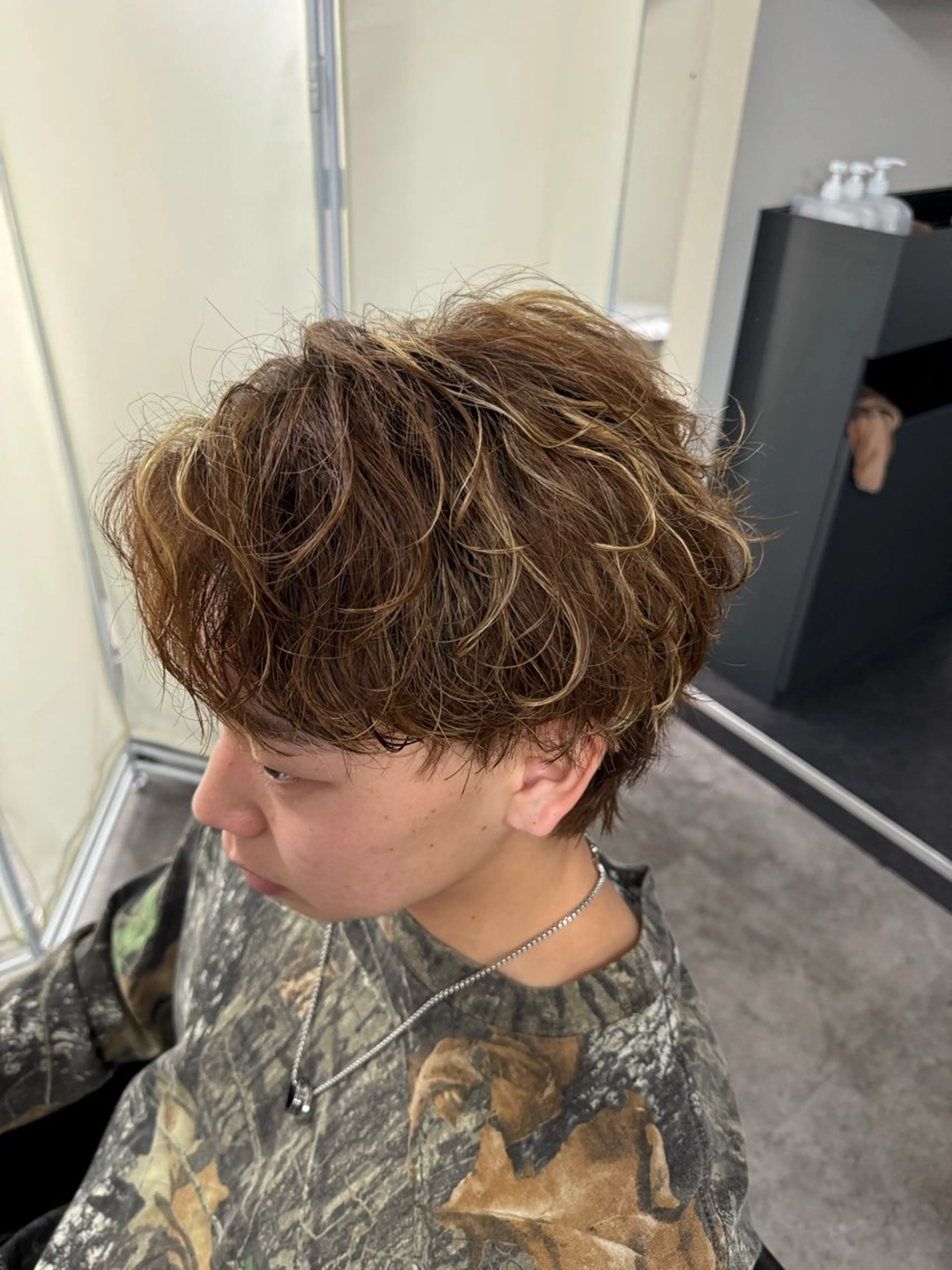 セミロング カラー パーマ メンズ センターパート メンズハイライト メンズパーマ 波巻きパーマ セミロングパーマ カット ヘアカラー パーマ 立川韓国メンズヘア ニュアンスパーマ安井のヘアスタイル