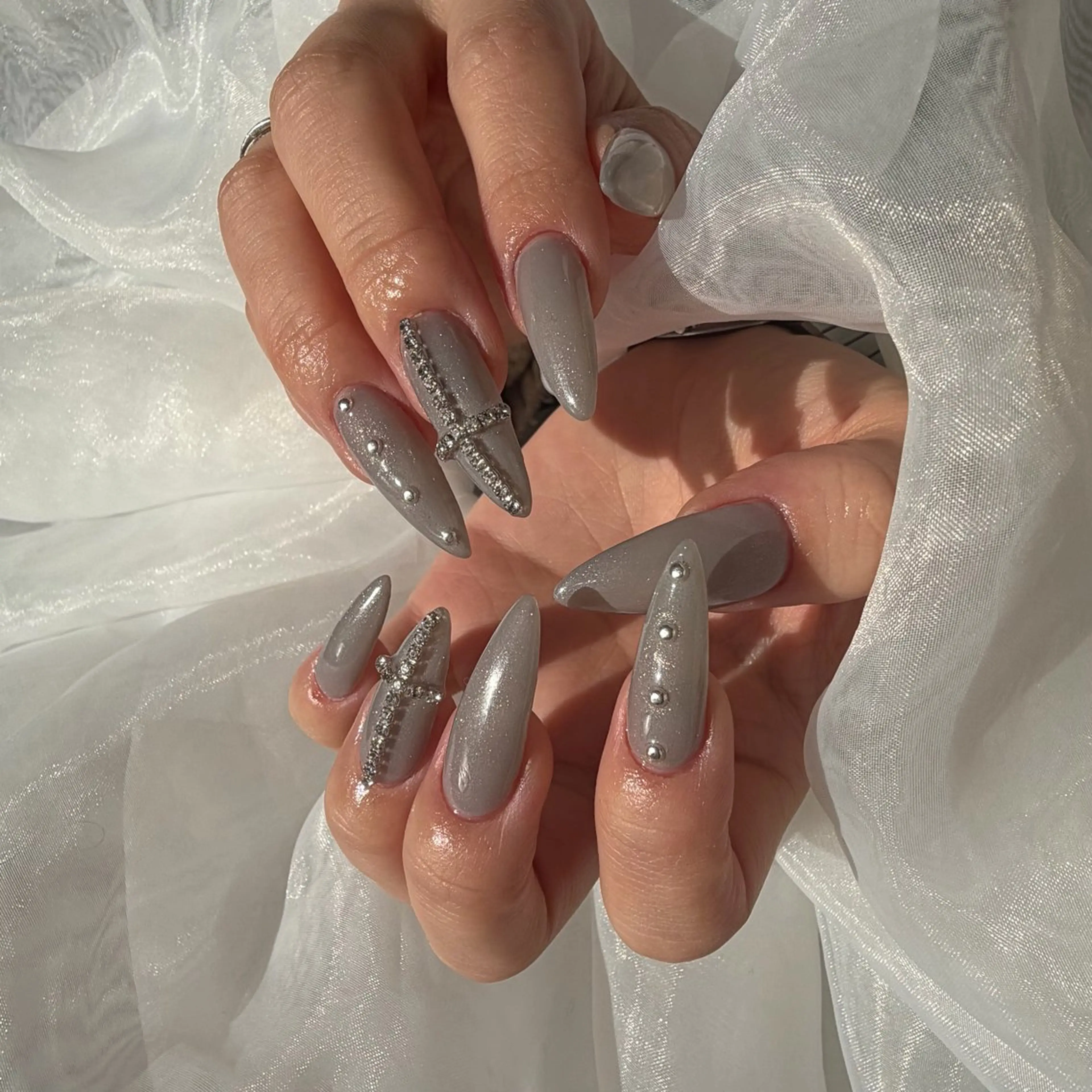 ネイル キラキラネイル ワンカラーネイル シンプルネイル ストーンネイル ハンドネイル GRANDEUR焼津 Nana🦖のネイルデザイン