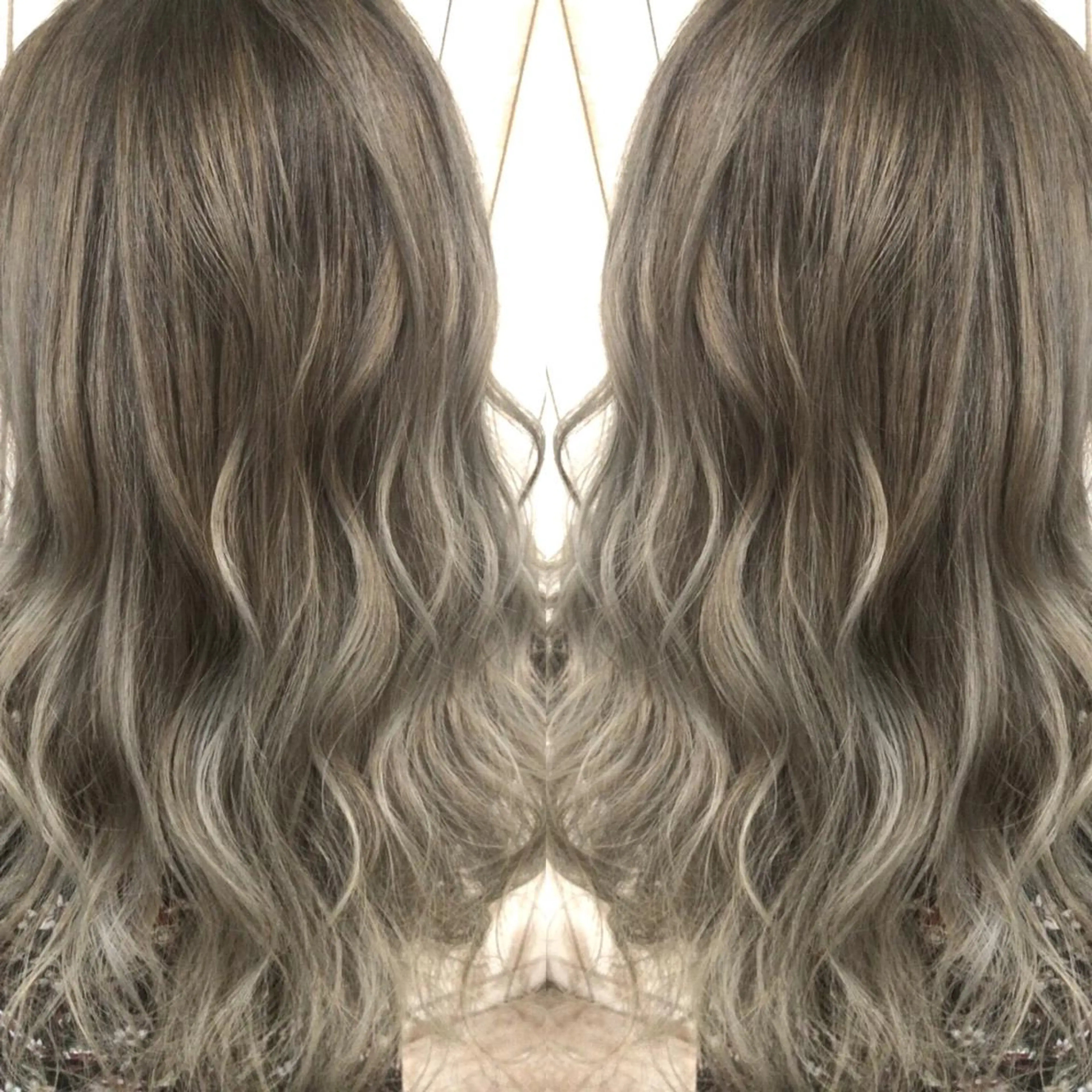 セミロング カラー バレイヤージュ シルバー レイヤーカット 井上 一平のヘアスタイル