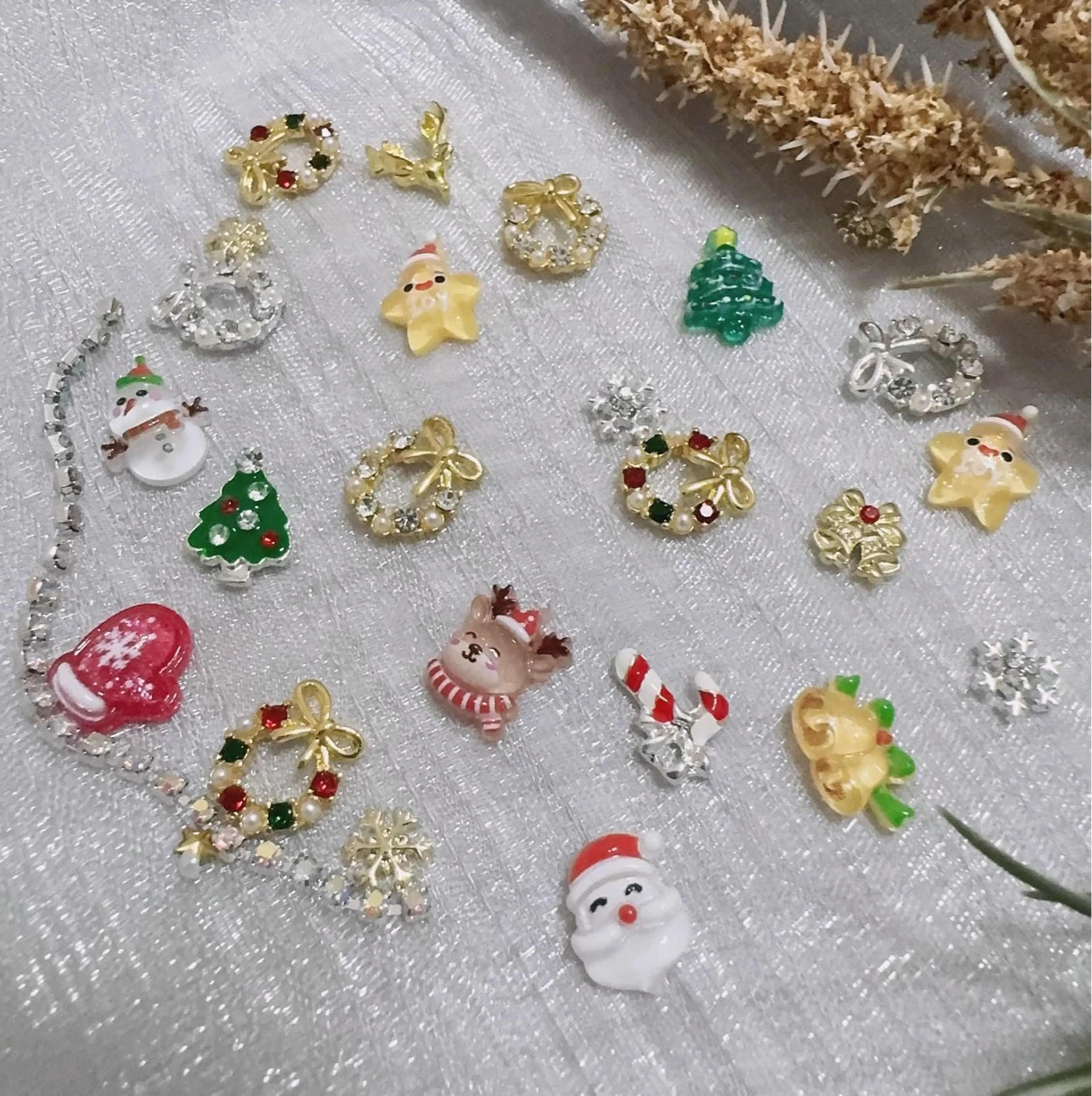 ネイル ストーンネイル 冬ネイル クリスマス ＆ME アンドミーのネイルデザイン