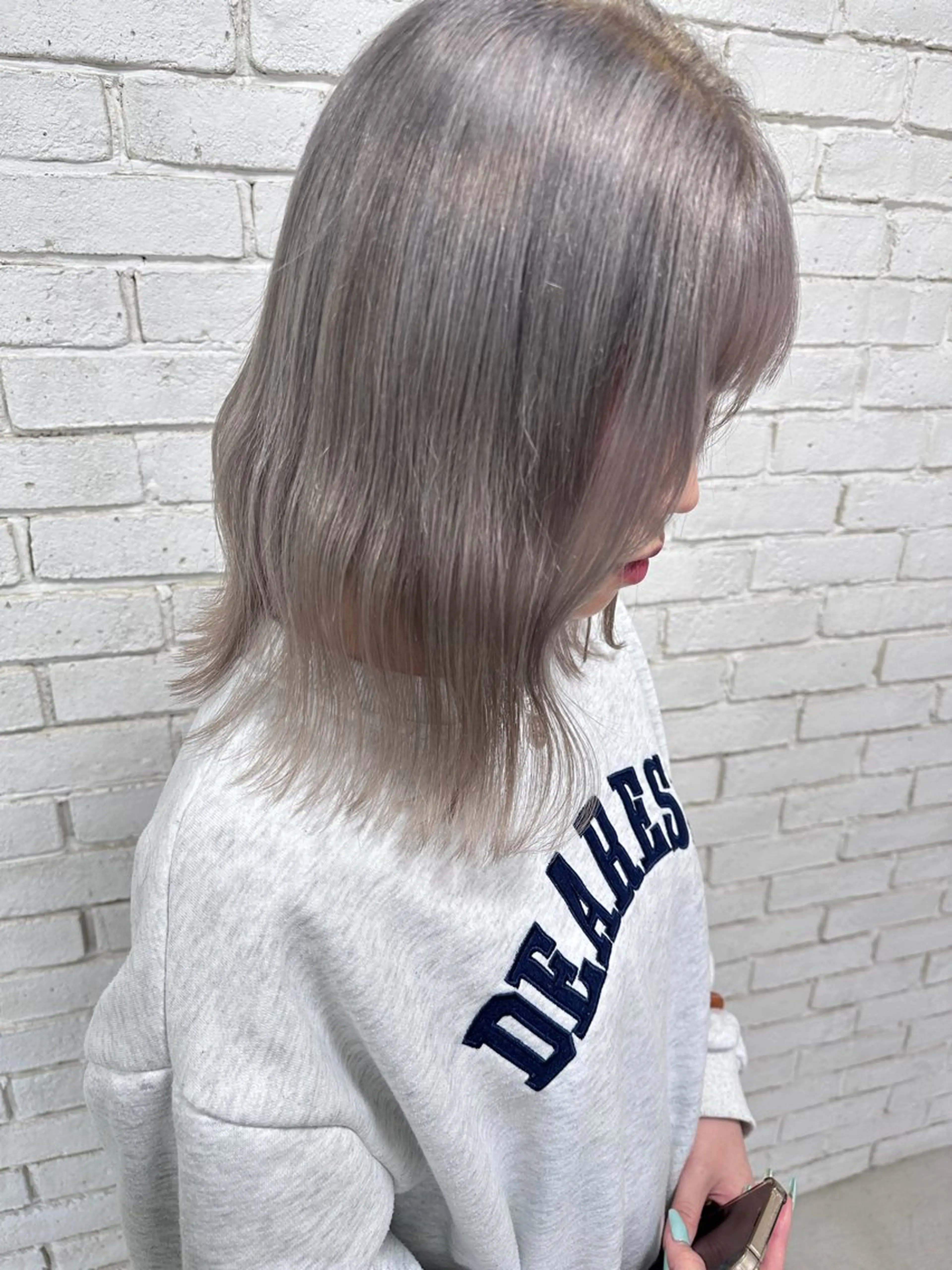 セミロング カラー ブリーチ ハイトーンカラー シルバー カット ヘアカラー レイヤーブリーチ特化 ホワイト専門/岸のヘアスタイル