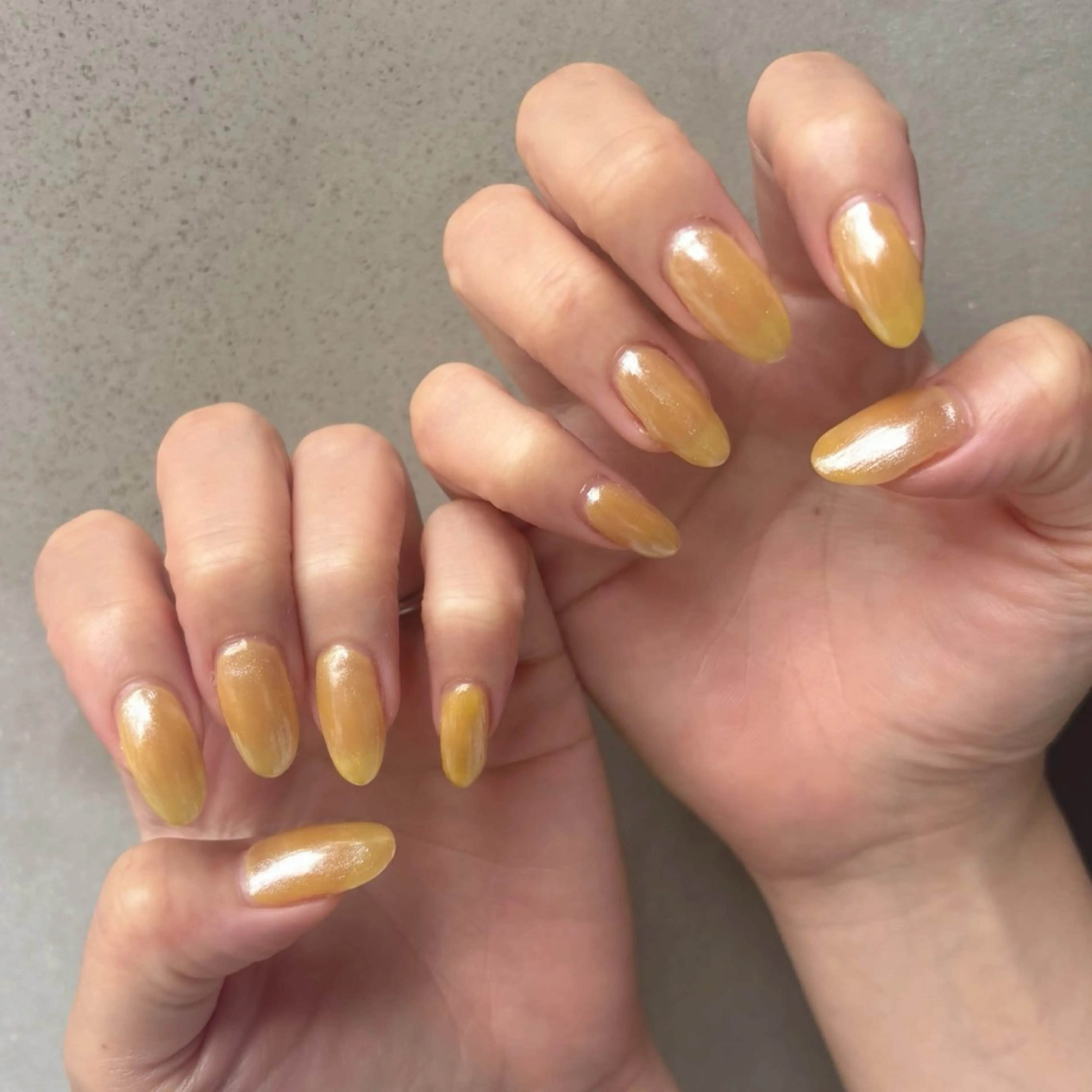ネイル ミラーネイル ホワイト 黄色 Amo Nailのネイルデザイン