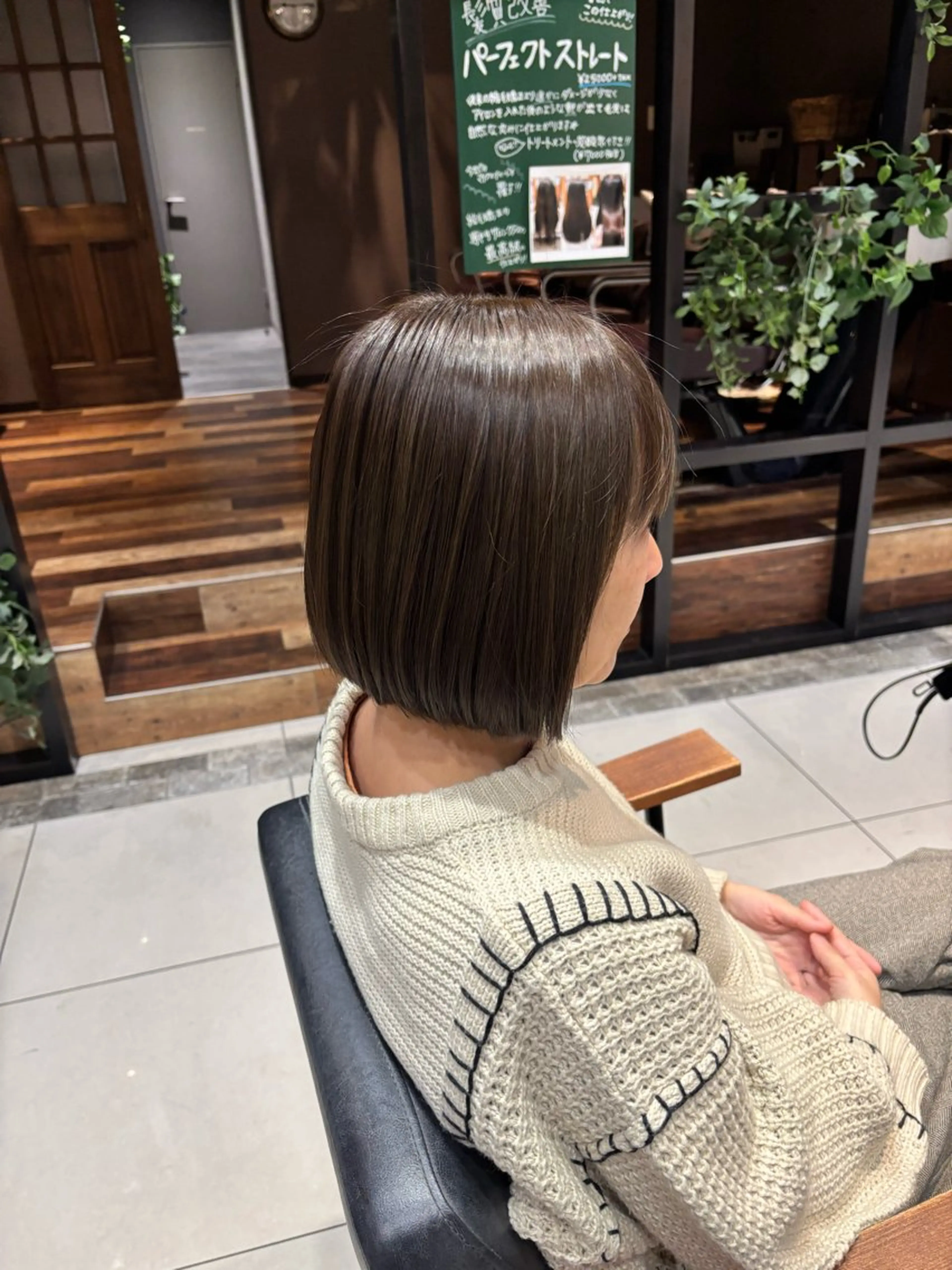 ミディアム カット 小嶺 歩夏のヘアスタイル