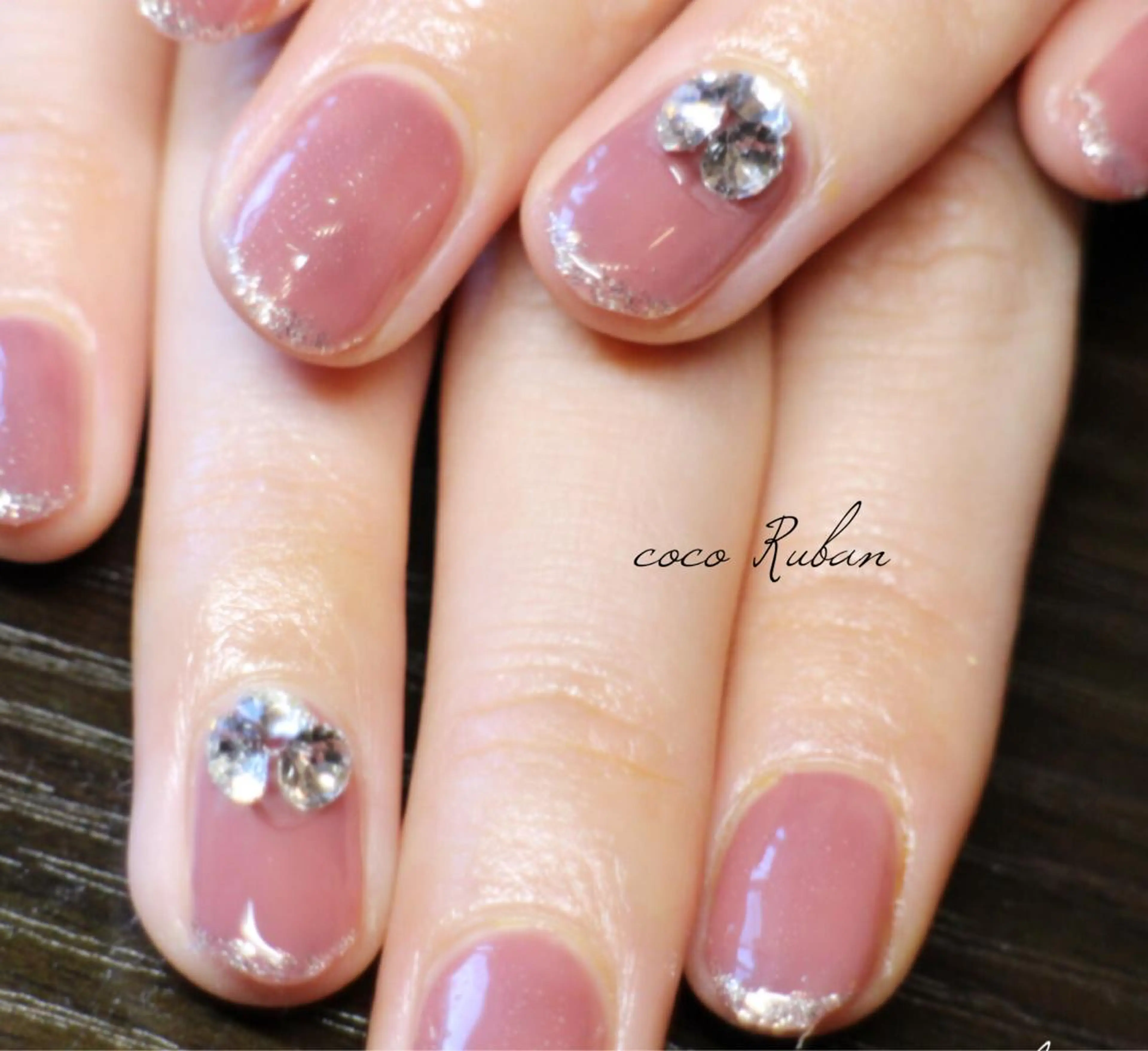 ネイル ピンク ストーンネイル 自爪育成ネイルサロン ココリュバンのネイルデザイン
