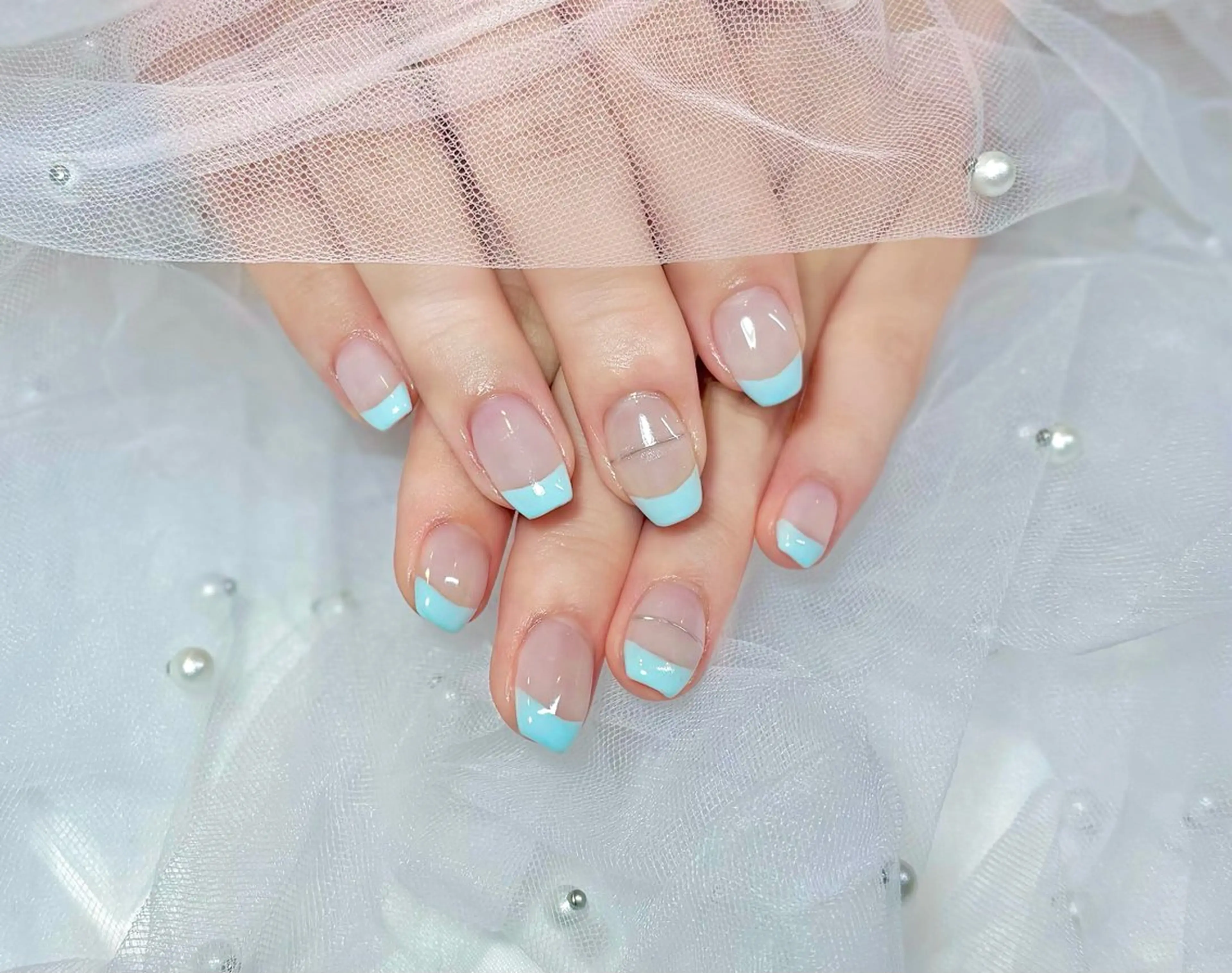 ネイル フレンチネイル 韓国ネイル 水色 ミラーネイル ワンカラーネイル Chat　noir所属・【chatnoir】 MIYUのネイルデザイン