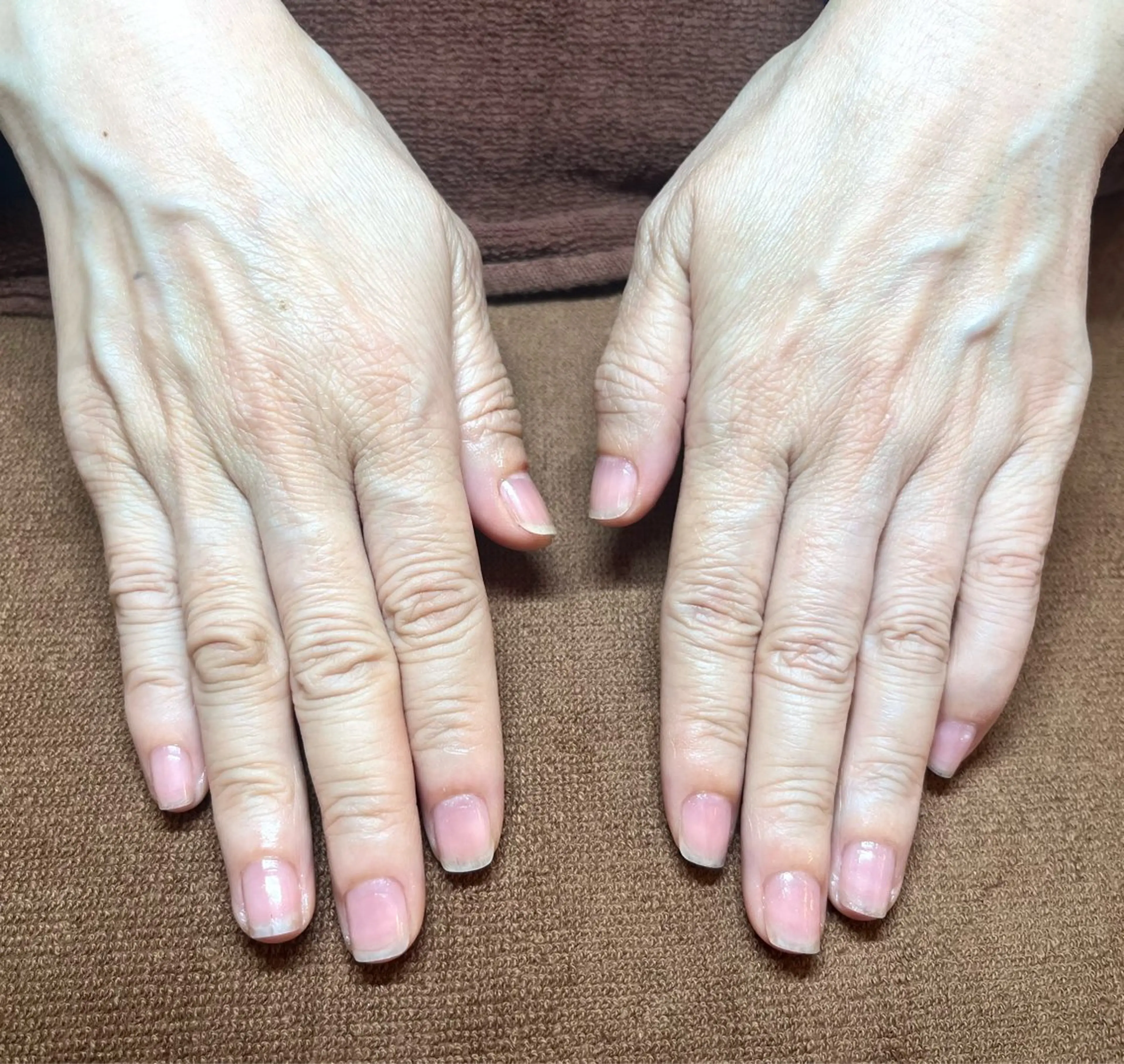 ネイル クリアネイル ゴールド ラメ(グリッター) 自爪とネイルケア専門サロン　プリナチュール所属・吉岡 泉のネイルデザイン