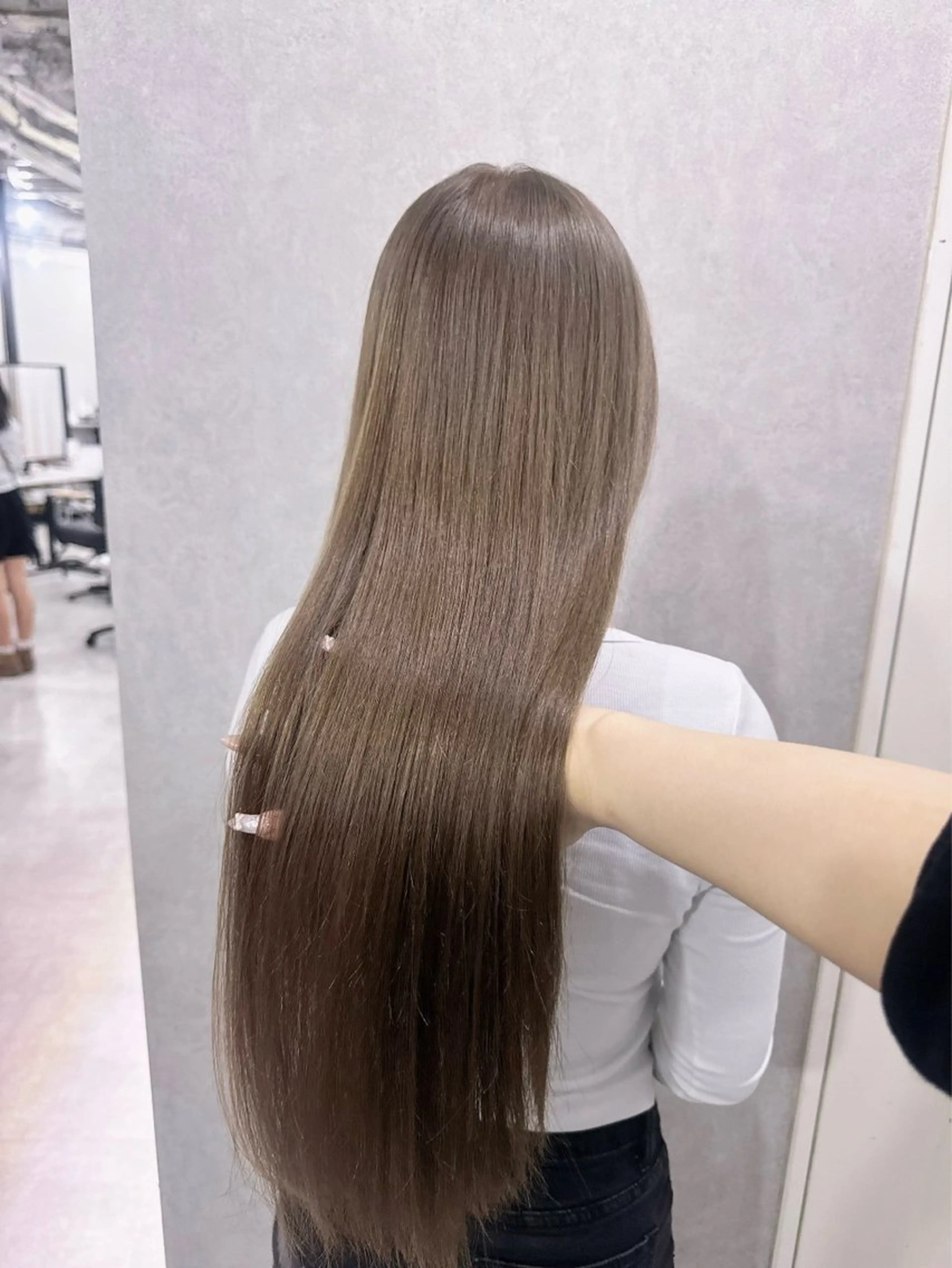 ロング カラー ベージュカラー ブリーチ ヘーゼル モカベージュ レイヤーカット ヘアカラー トリートメント 赤み無し柔らかカラー 【梅田】madokaのヘアスタイル