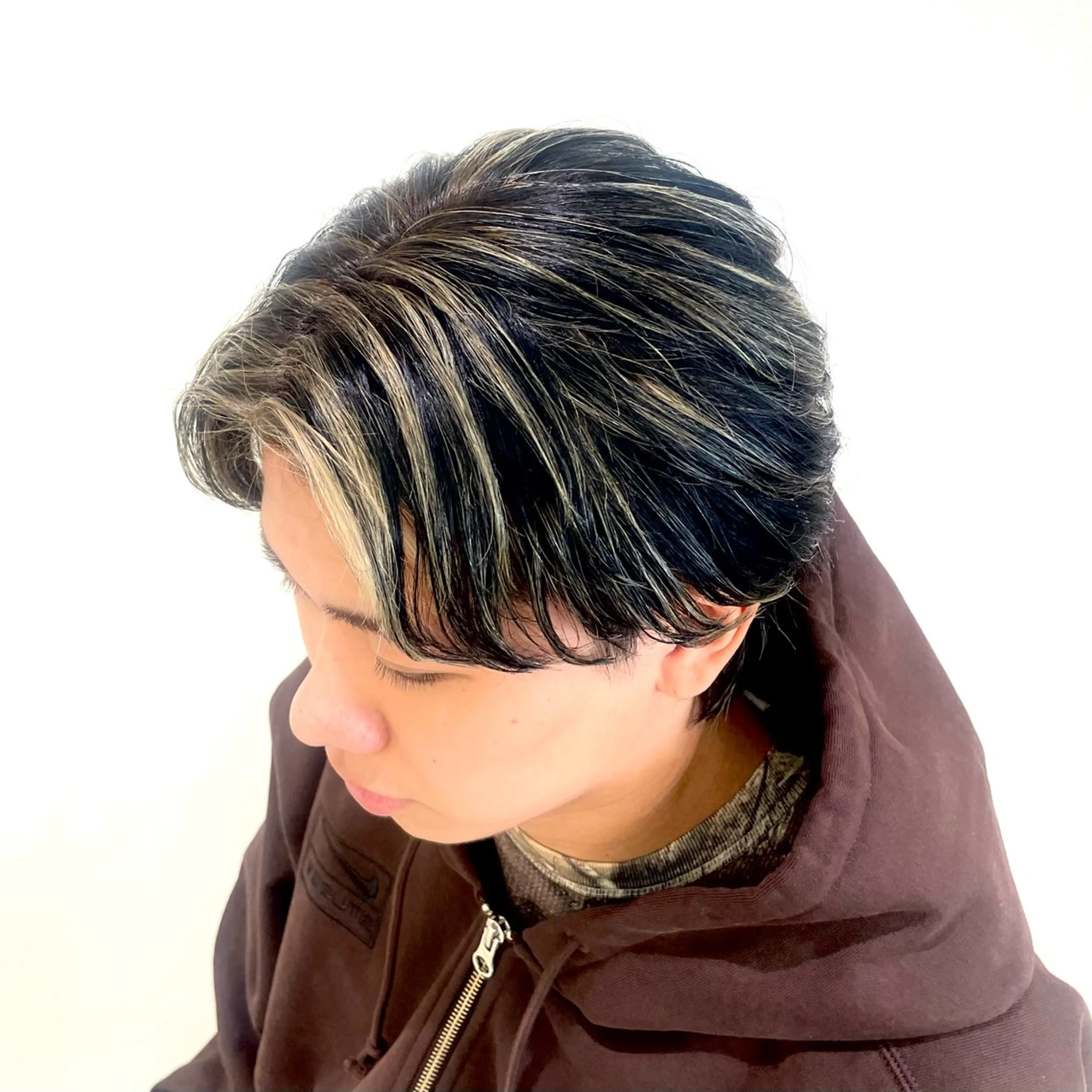 カラー メンズ メンズブリーチ ビジネス センターパート フェードカット メンズハイライト ヘアカラー メンズ支持率No.1 /大船メンズパーマのヘアスタイル