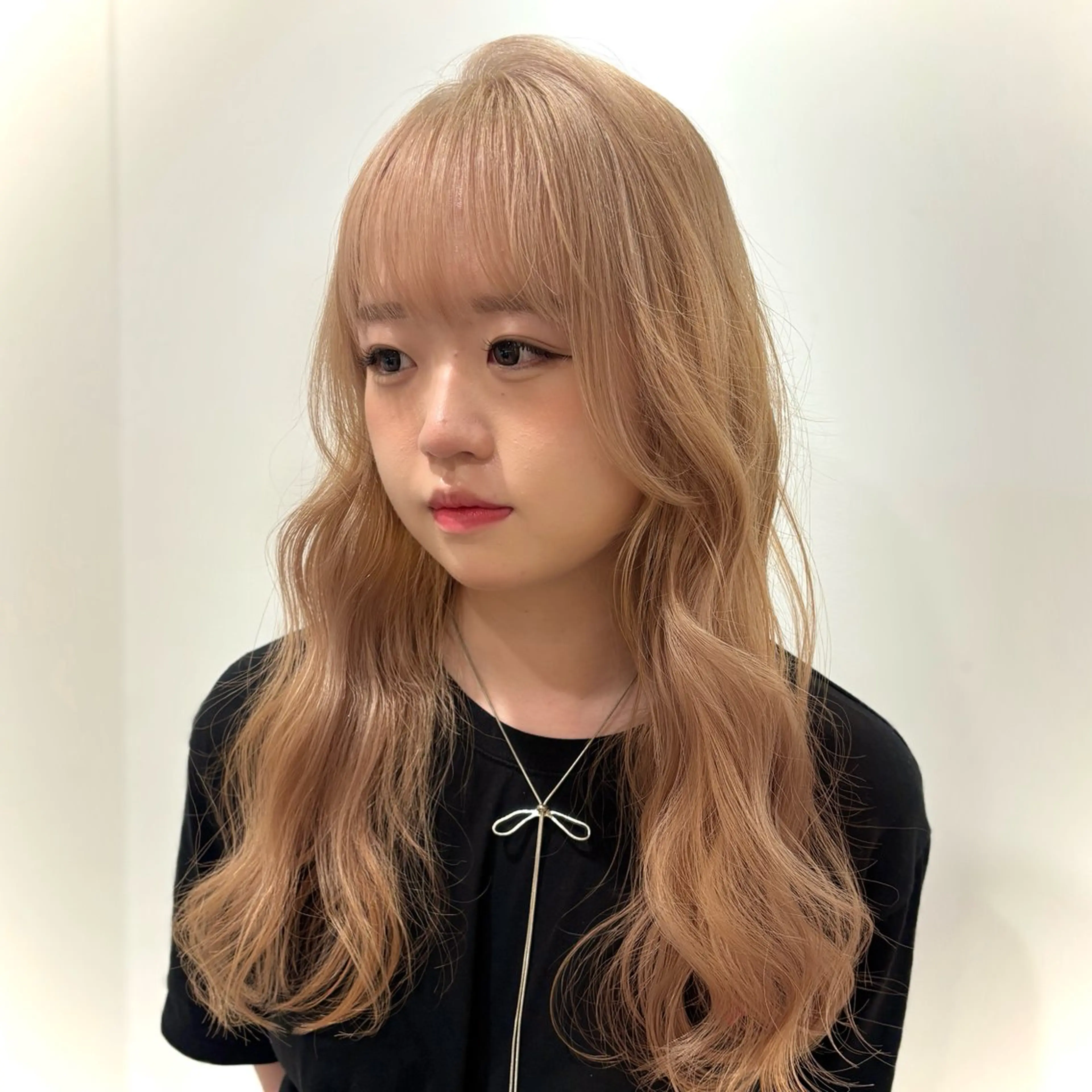 ロング カラー ベージュカラー ミルクティーベージュ カット ヘアカラー トリートメント ハイトーン/ウルフ/ レイヤー/Asukaのヘアスタイル