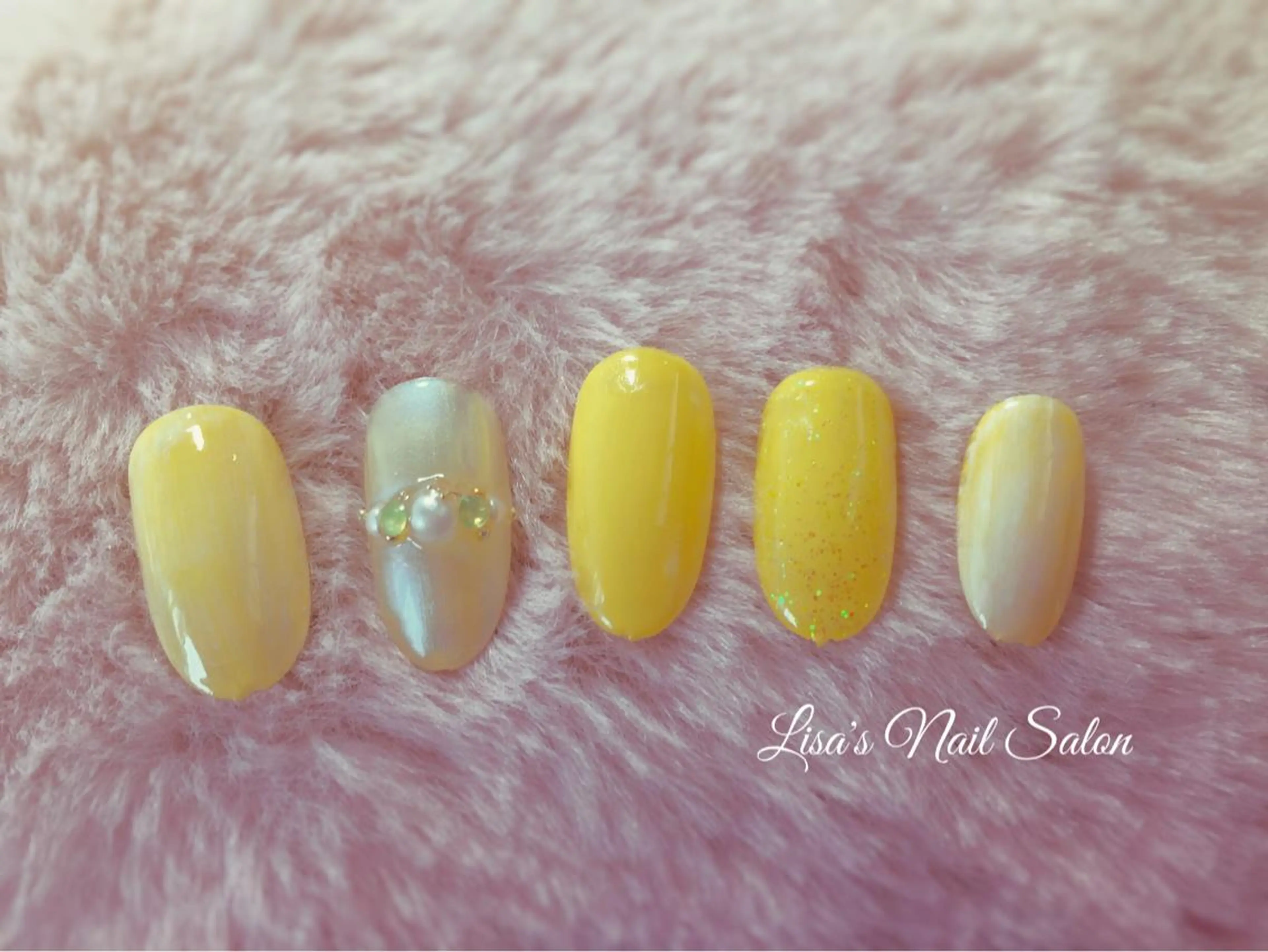 ネイル キラキラネイル 夏ネイル Lisa’s Salonのネイルデザイン