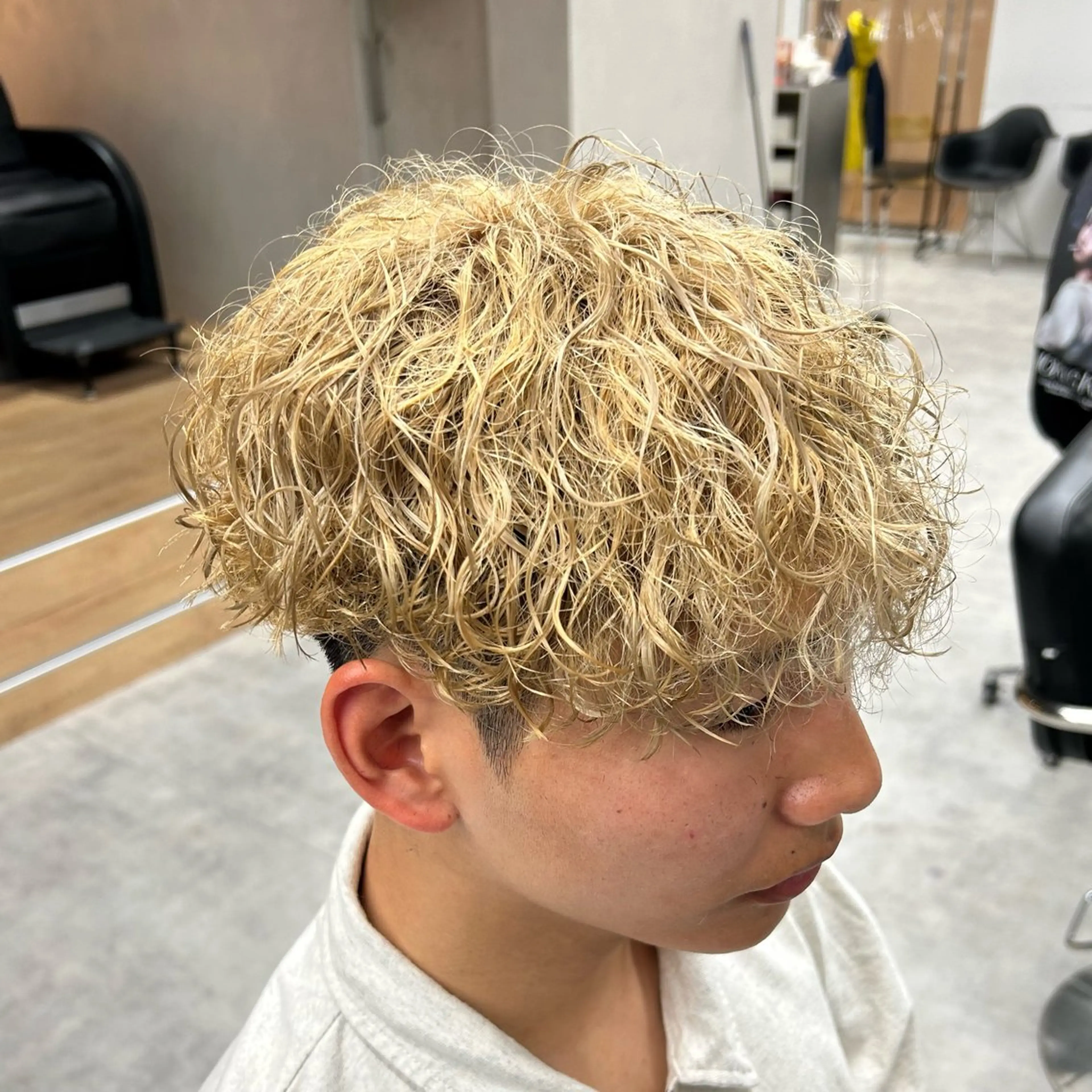 ショート カラー パーマ メンズ メンズブリーチ メンズパーマ プードルパーマ ブリーチ プードルパーマ カット ヘアカラー メンズパーマ/ 新潟駅/佐藤裕のヘアスタイル