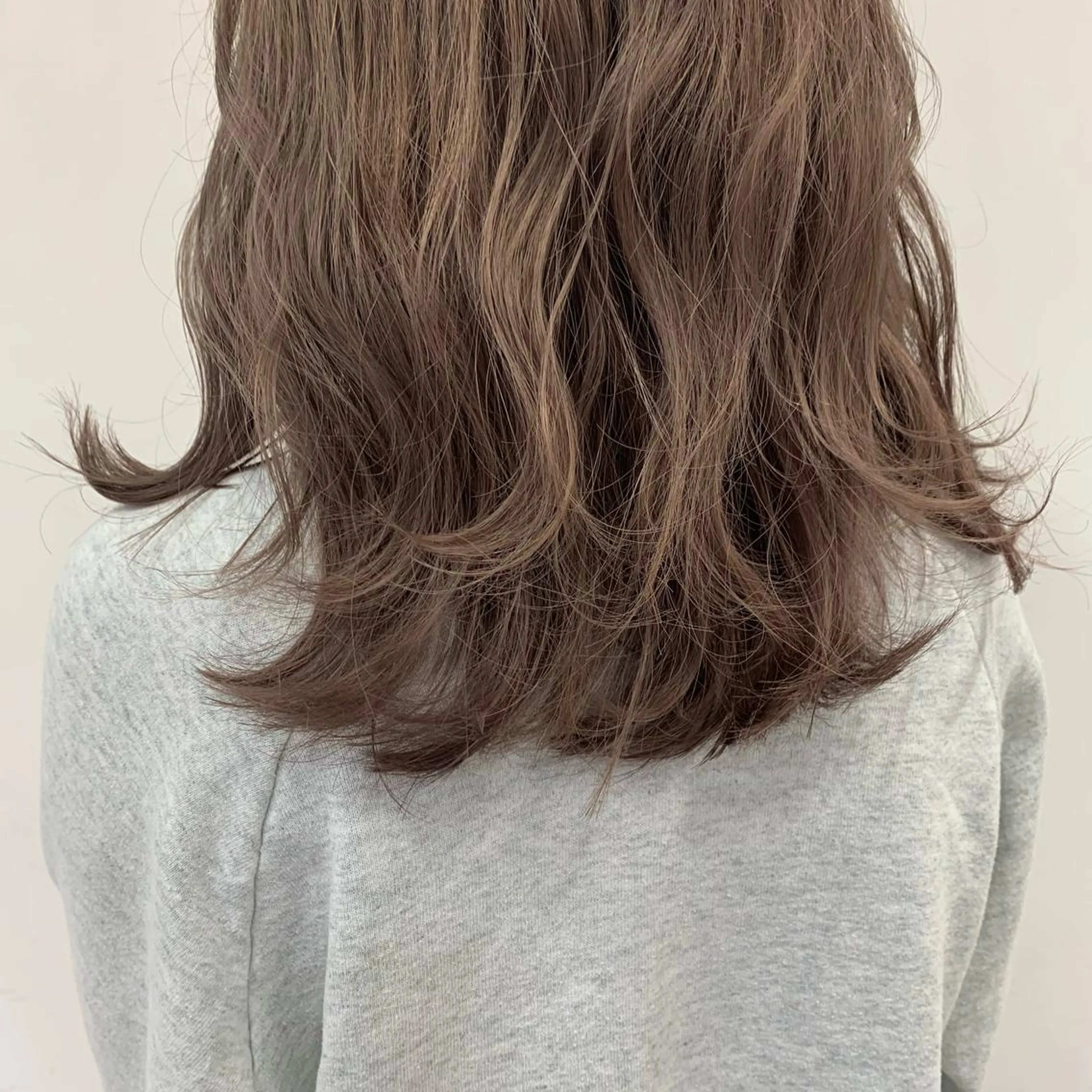 ミディアム カラー CHIC 岩下真衣のヘアスタイル