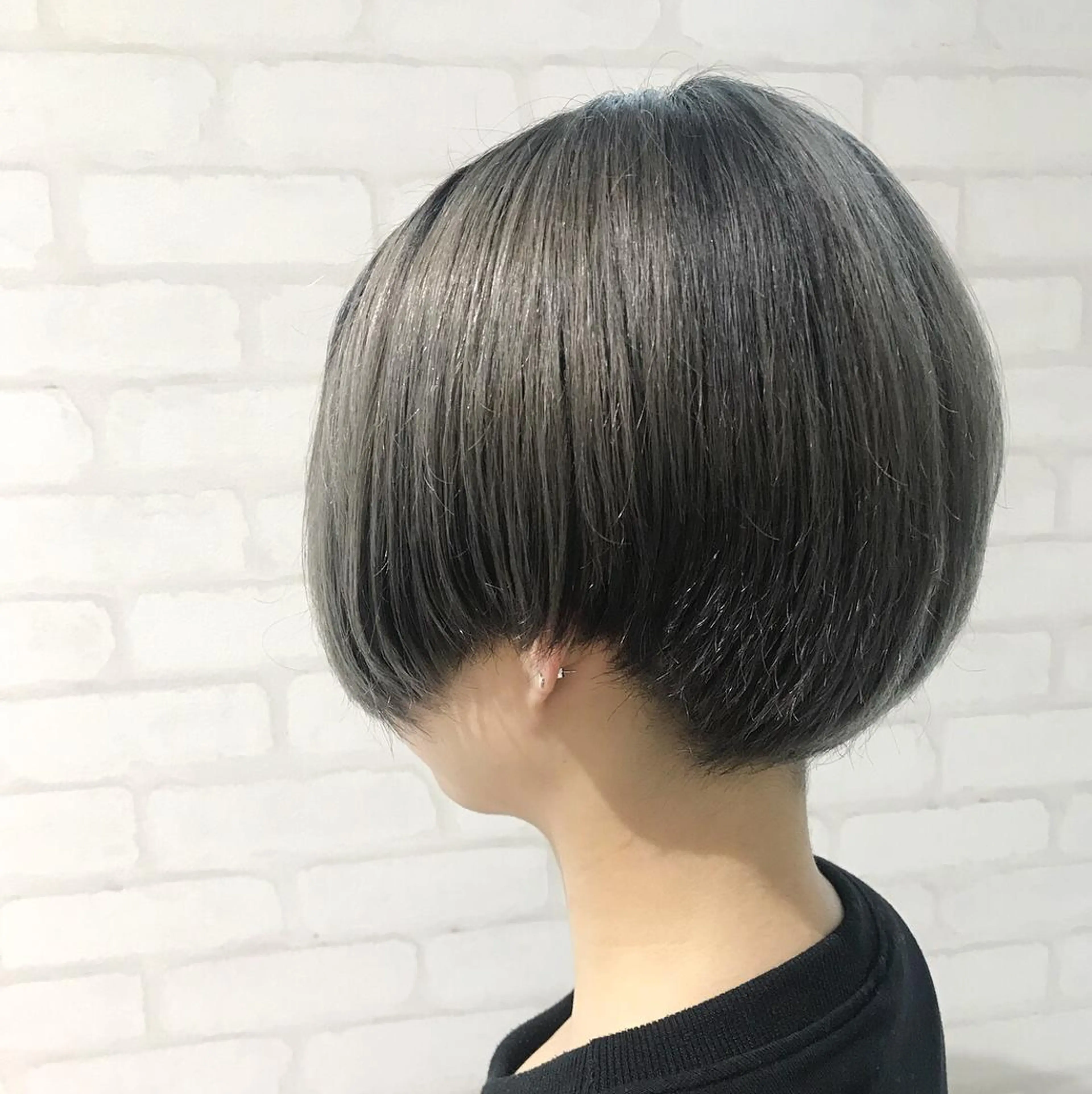 ショート カラー ブリーチ シルバー 高木 麻知子のヘアスタイル