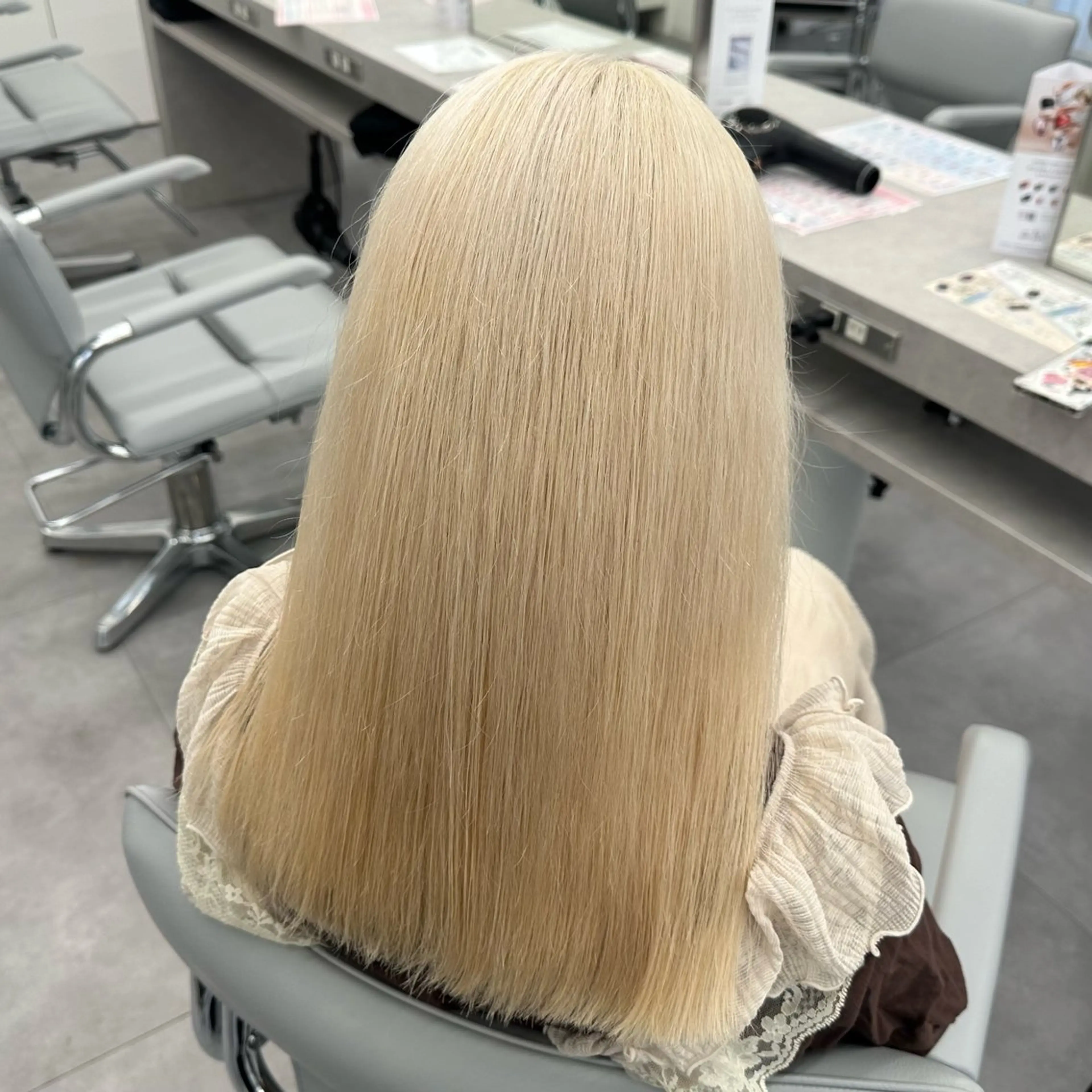 セミロング カラー ベージュカラー ホワイトベージュ ヘアカラー トリートメント 🎀ハイトーン🎀 ケアブリーチmikuのヘアスタイル