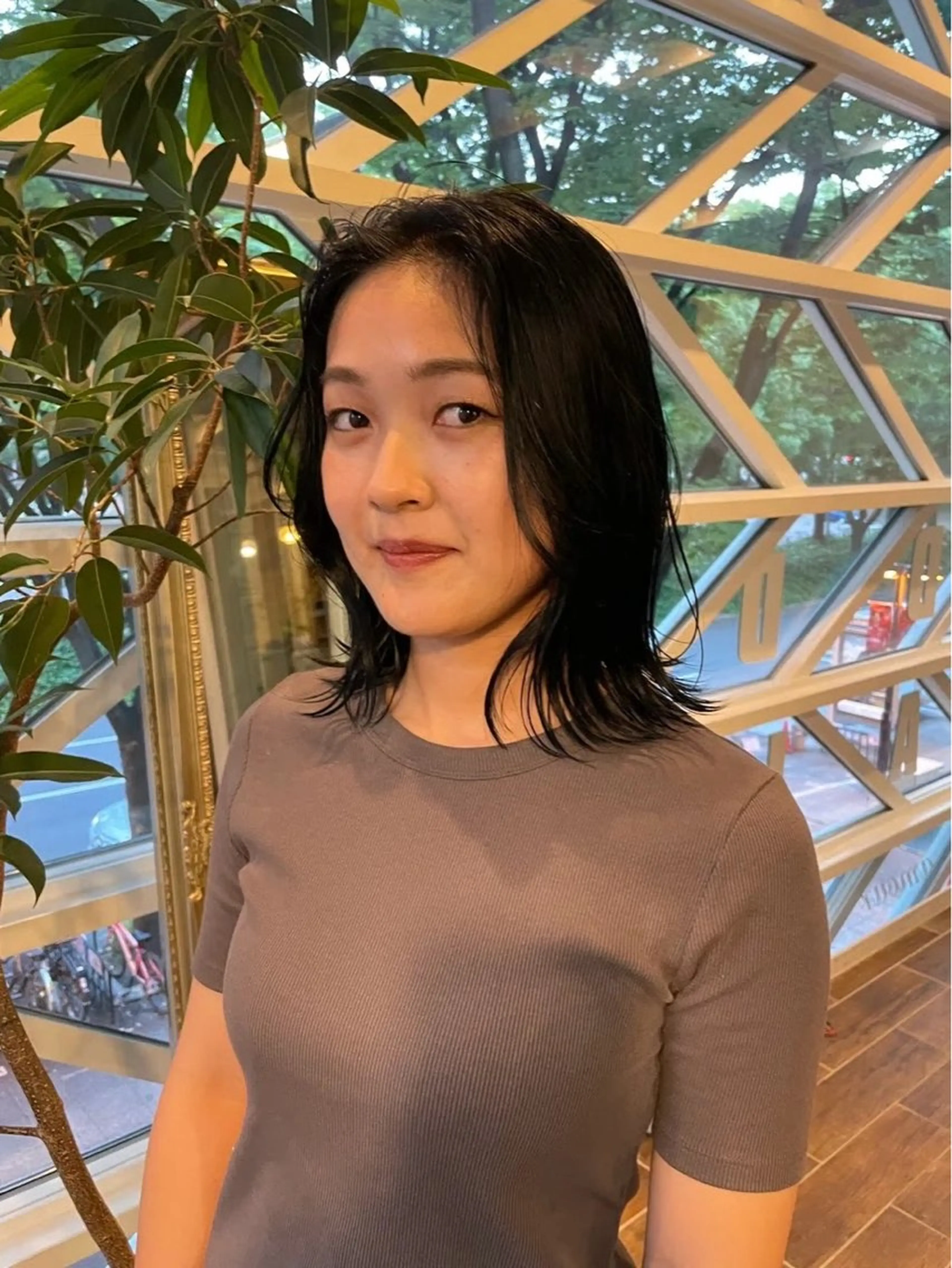 ミディアム カラー 西 優衣奈のヘアスタイル