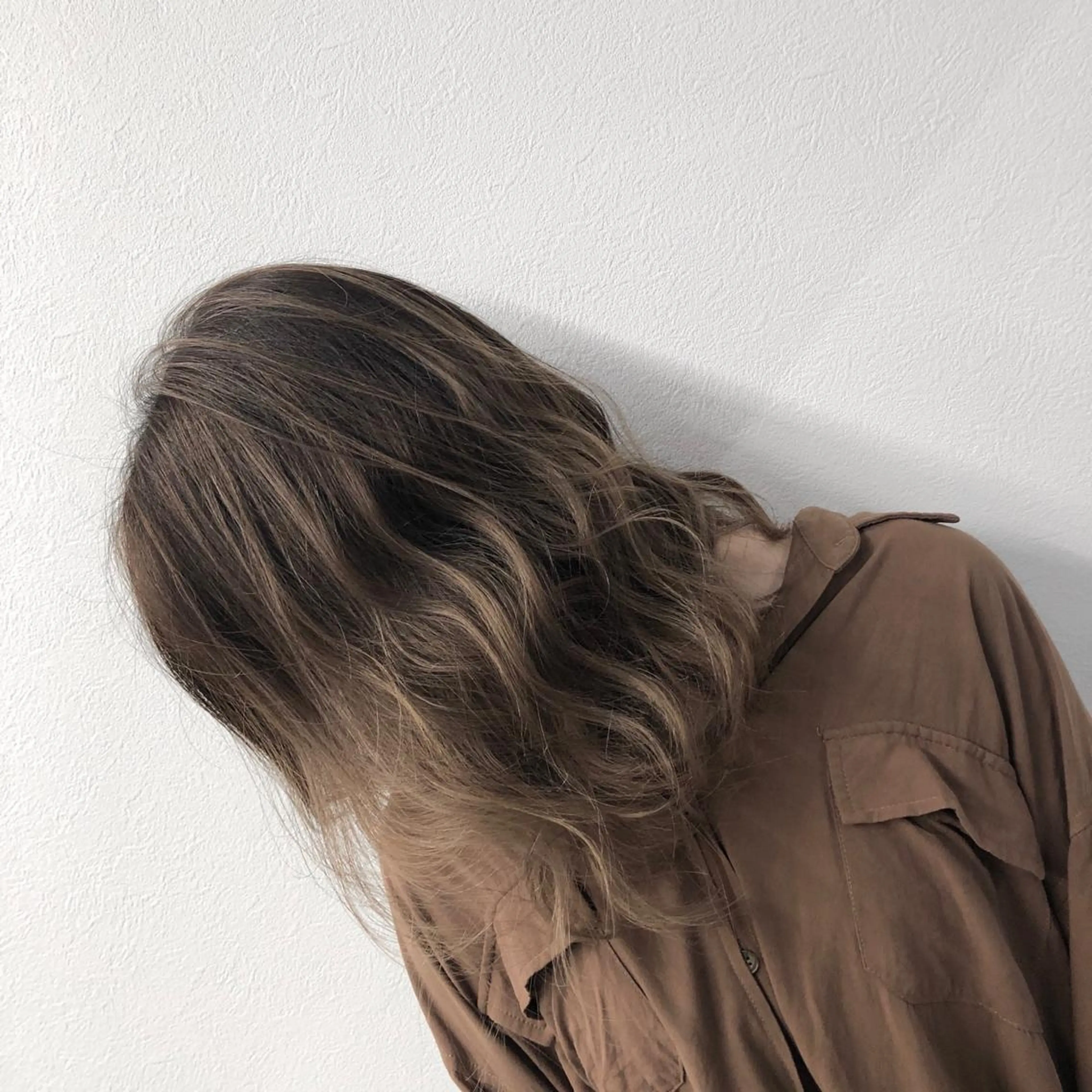 ミディアム カラー ヘアアレンジ バレイヤージュ デザインカラー ハイライトカラー 外国人風カラー ハイライト アンドウ ユウ/ レイヤーカット/韓国のヘアスタイル